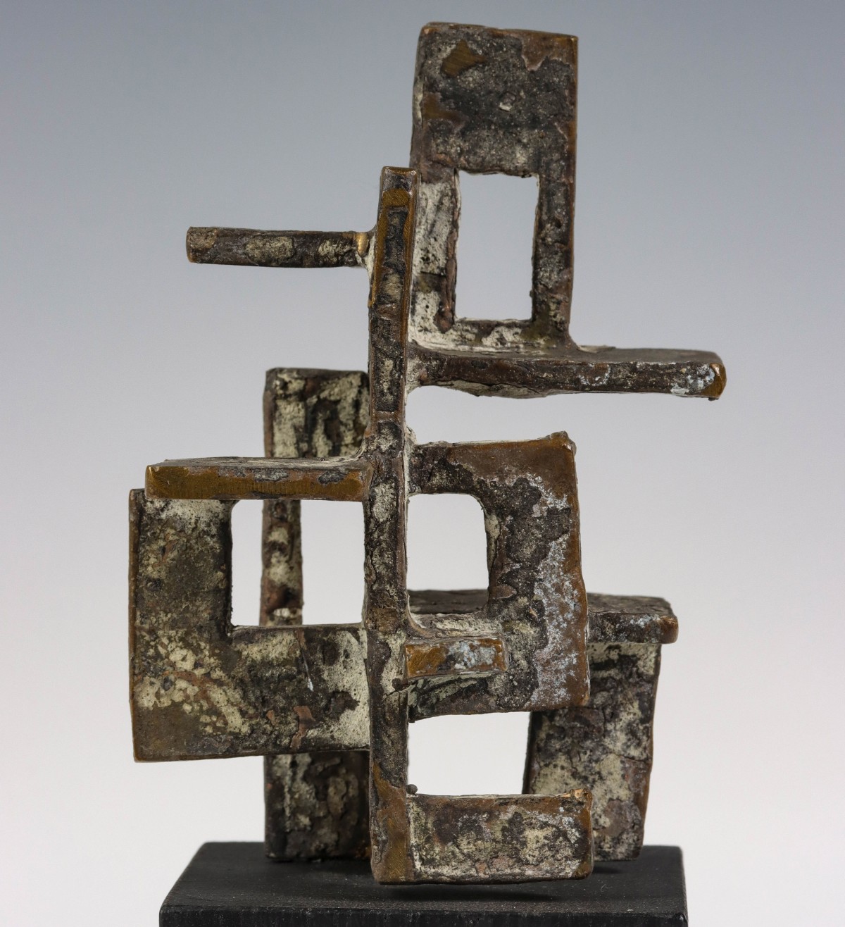 A 20TH CENT BRUTALIST STYLE PATINATED BRONZE SCULPTURE