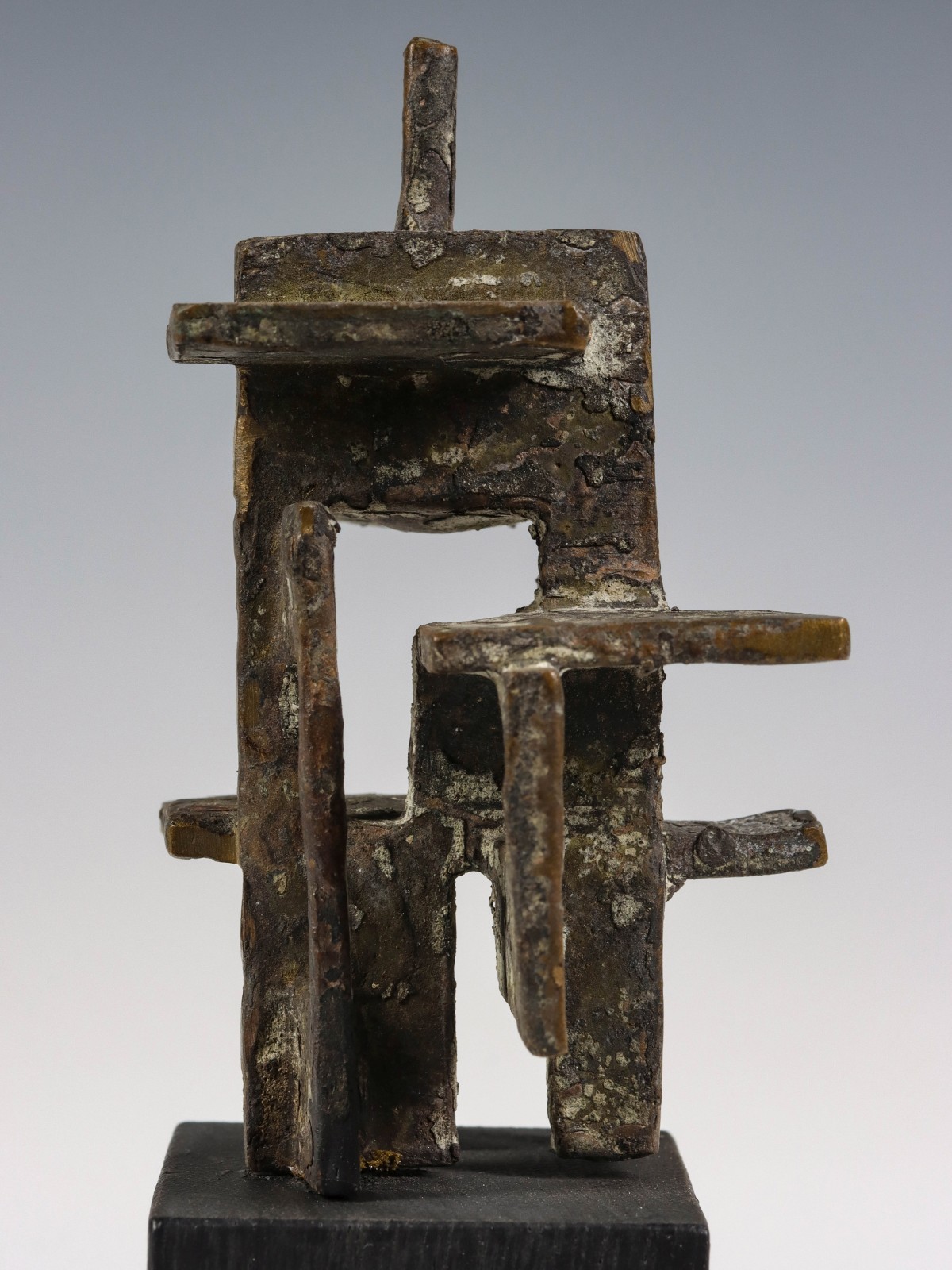 A 20TH CENT BRUTALIST STYLE PATINATED BRONZE SCULPTURE