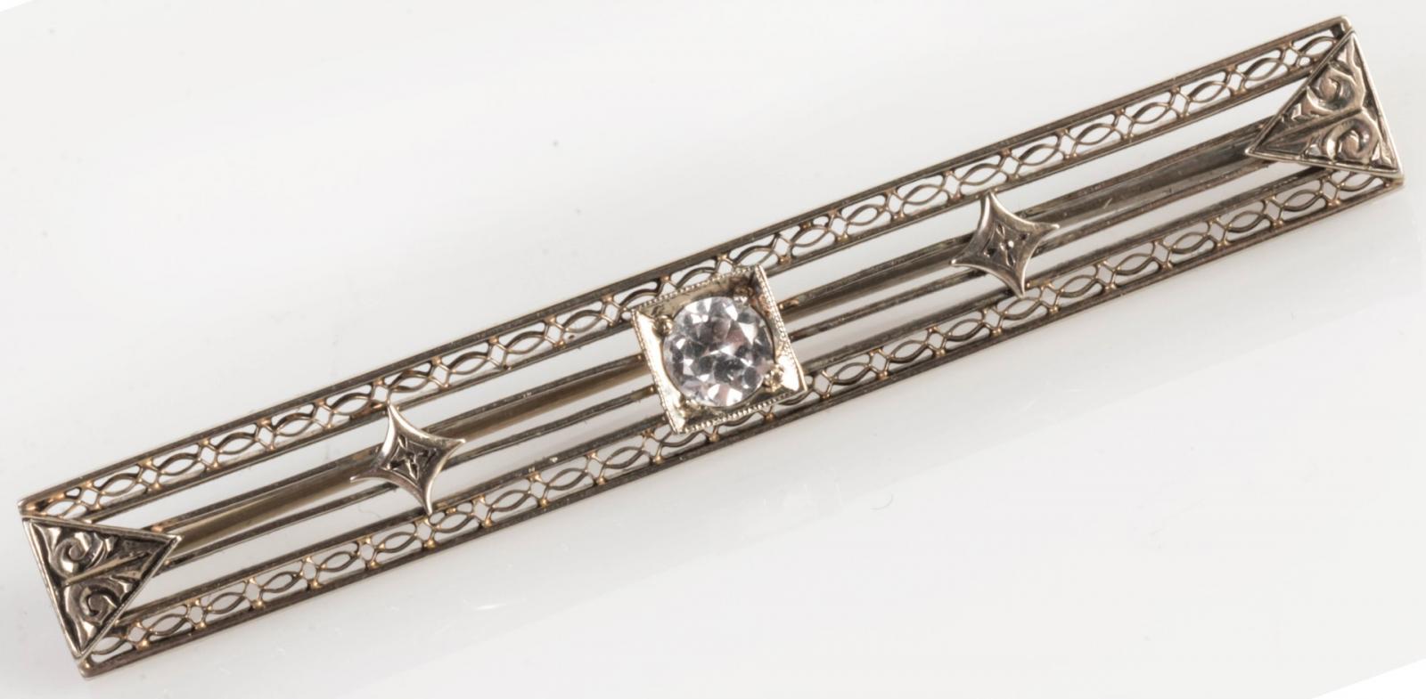 AN ANTIQUE PLATINUM BAR PIN