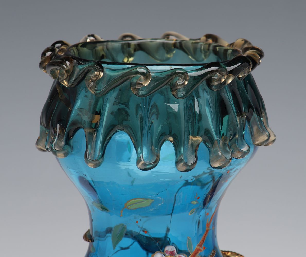 A LARGE BLUE MOSER ART GLASS URN WITH ENAMELED LIZARDS