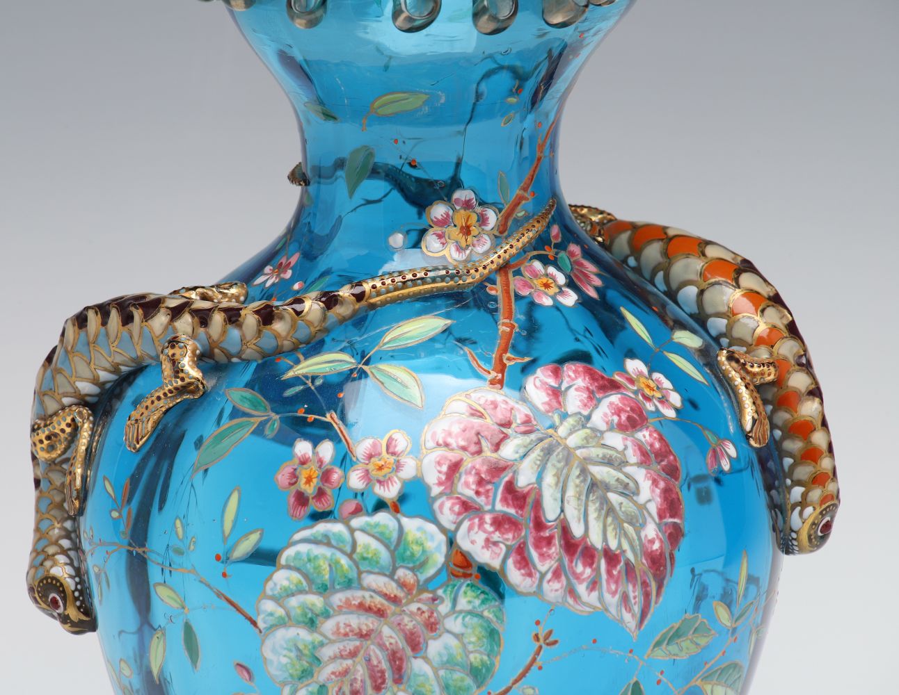 A LARGE BLUE MOSER ART GLASS URN WITH ENAMELED LIZARDS