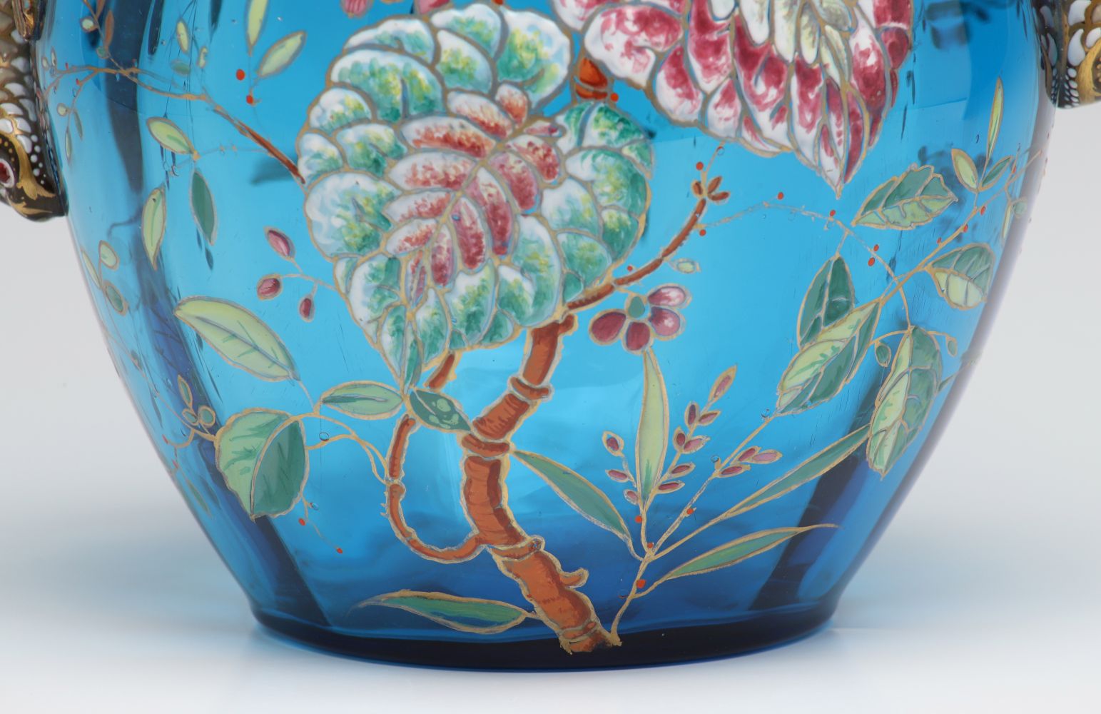 A LARGE BLUE MOSER ART GLASS URN WITH ENAMELED LIZARDS