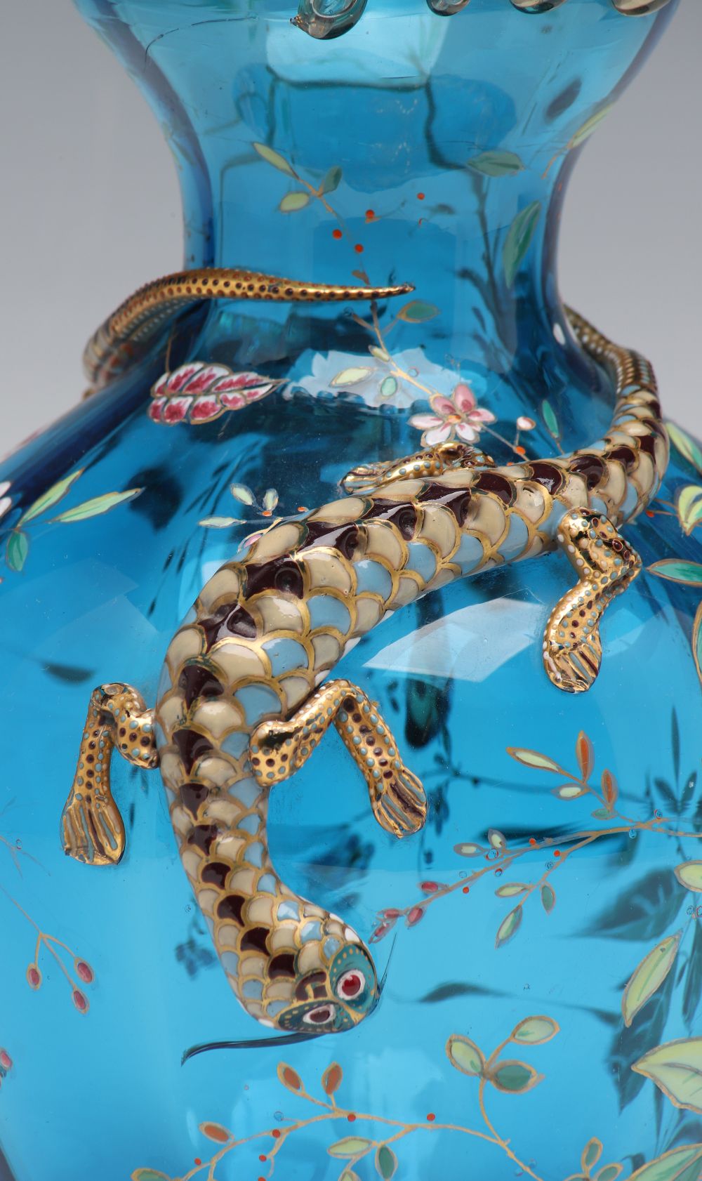 A LARGE BLUE MOSER ART GLASS URN WITH ENAMELED LIZARDS