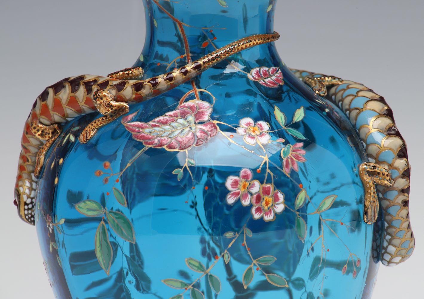 A LARGE BLUE MOSER ART GLASS URN WITH ENAMELED LIZARDS