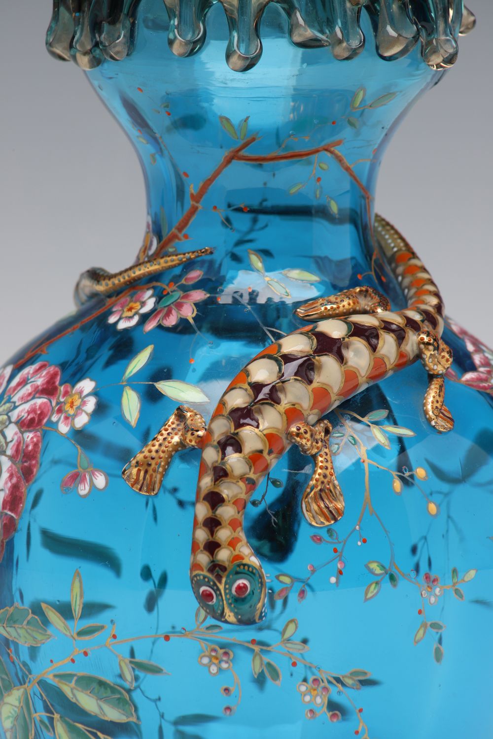 A LARGE BLUE MOSER ART GLASS URN WITH ENAMELED LIZARDS