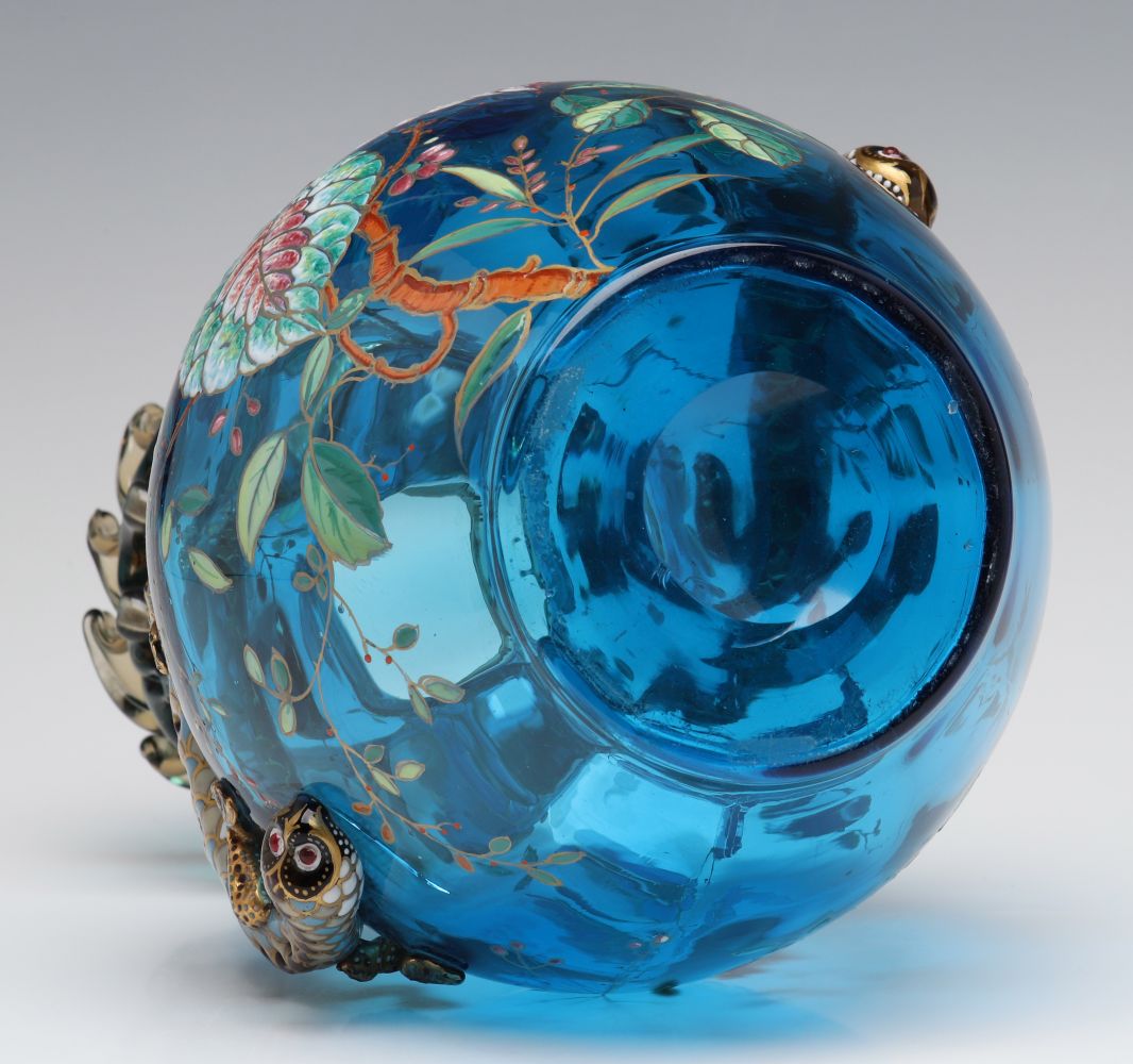 A LARGE BLUE MOSER ART GLASS URN WITH ENAMELED LIZARDS