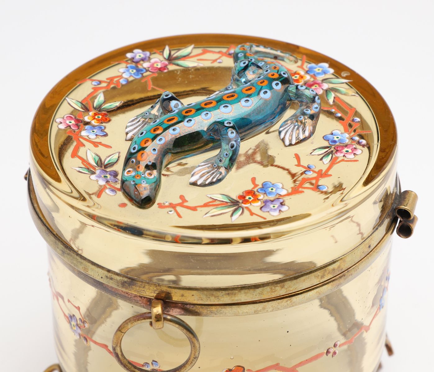 A 19C. MOSER ART GLASS TRINKET BOX WITH SALAMANDER