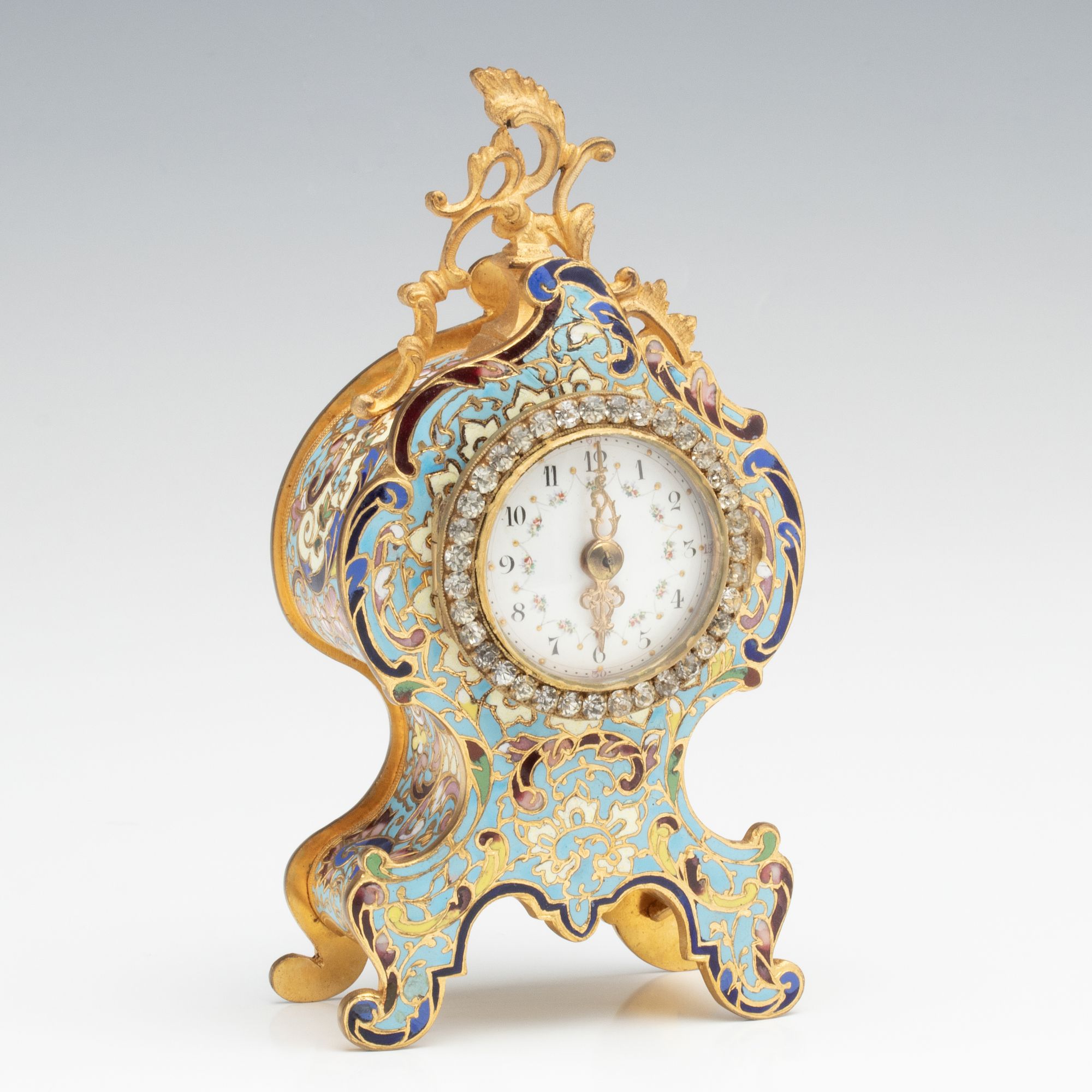 AN EARLY 20C LOUIS XV STYLE ORMOLU AND CHAMPLEVÉ CLOCK