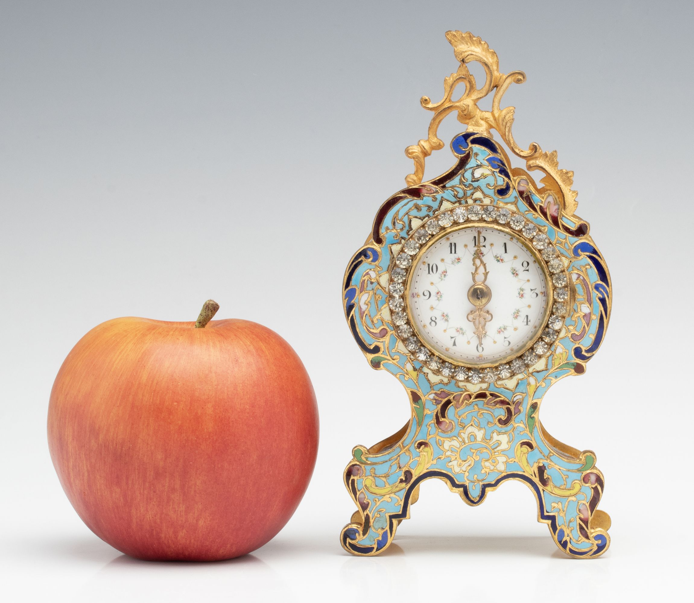 AN EARLY 20C LOUIS XV STYLE ORMOLU AND CHAMPLEVÉ CLOCK