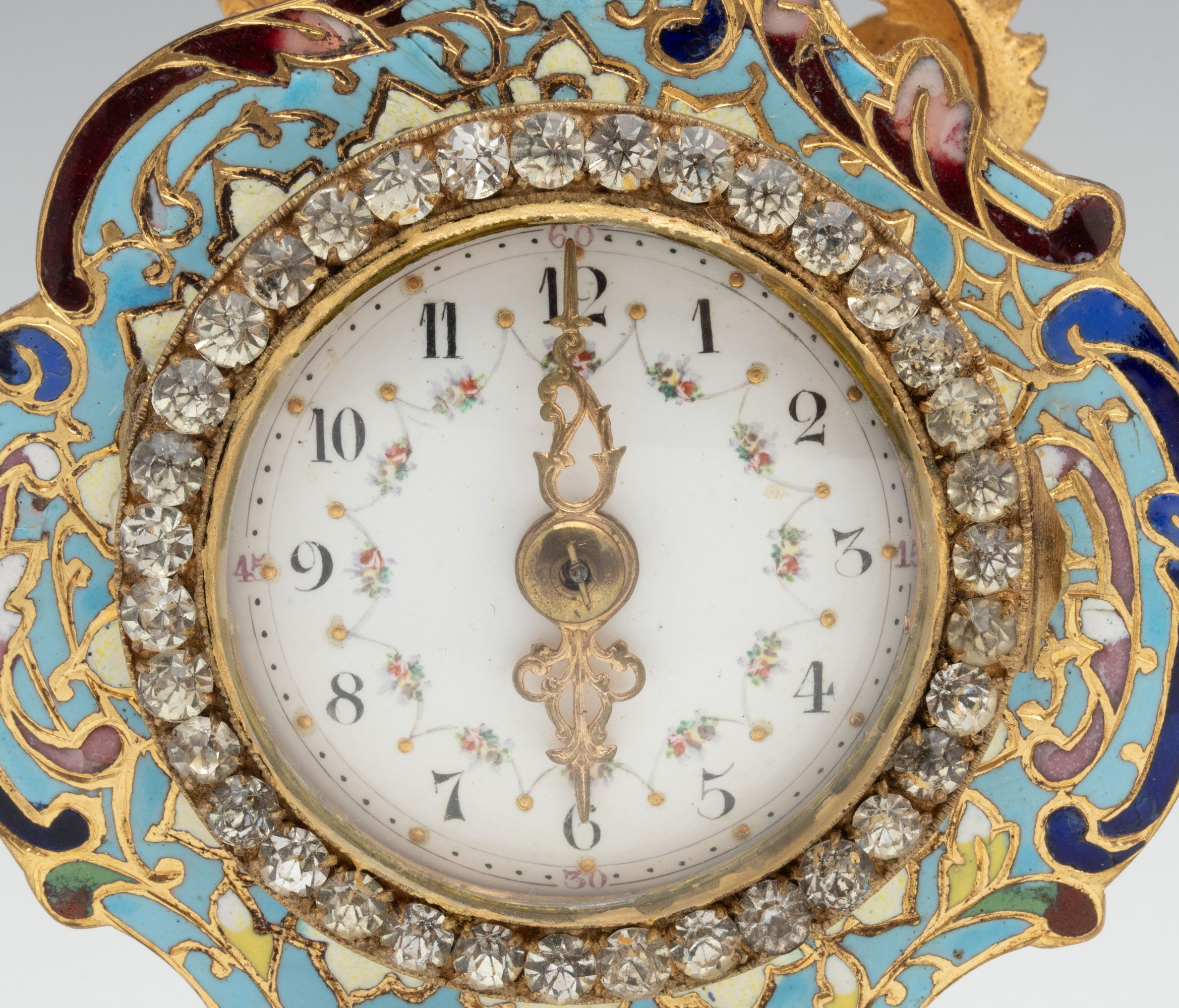 AN EARLY 20C LOUIS XV STYLE ORMOLU AND CHAMPLEVÉ CLOCK