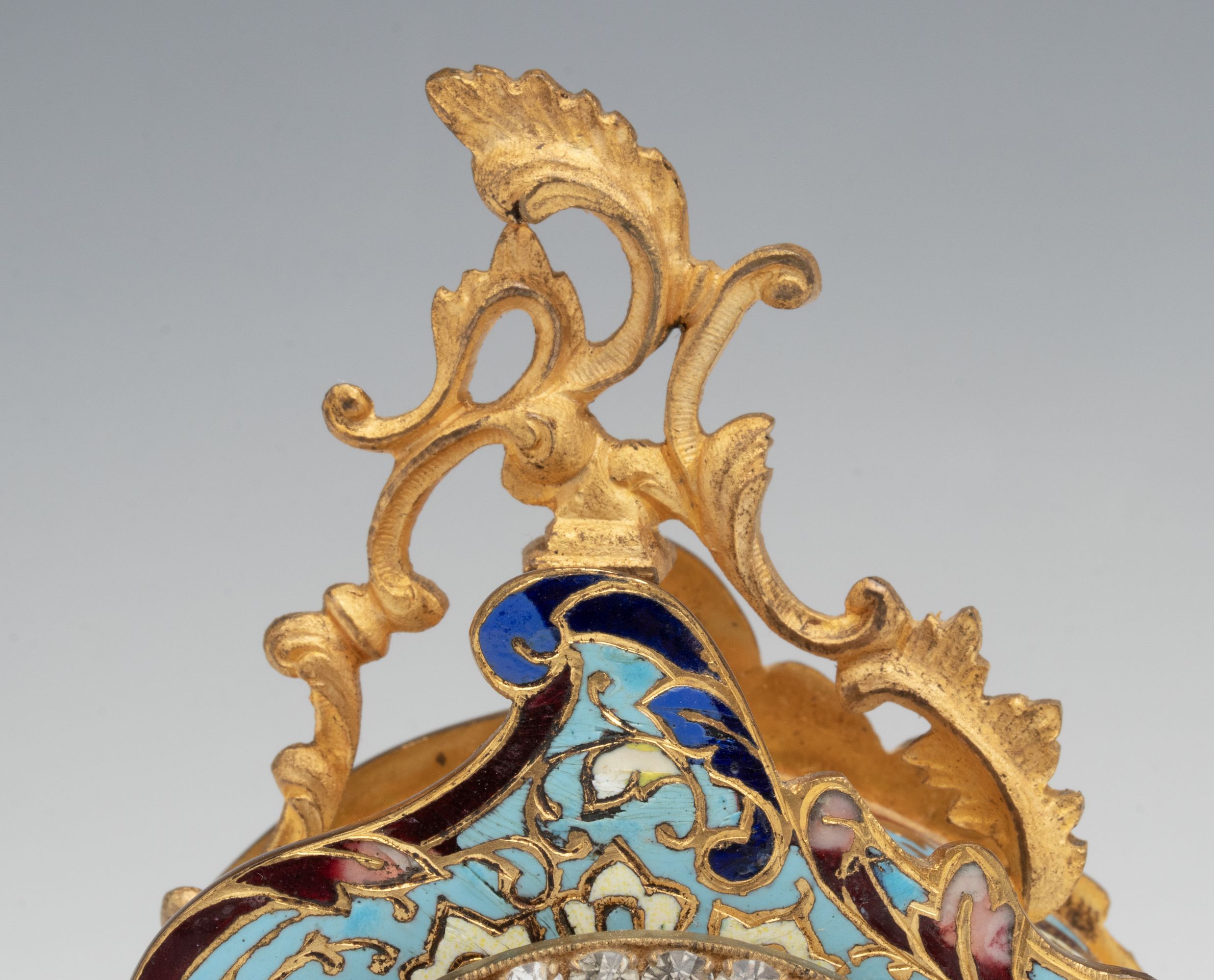 AN EARLY 20C LOUIS XV STYLE ORMOLU AND CHAMPLEVÉ CLOCK