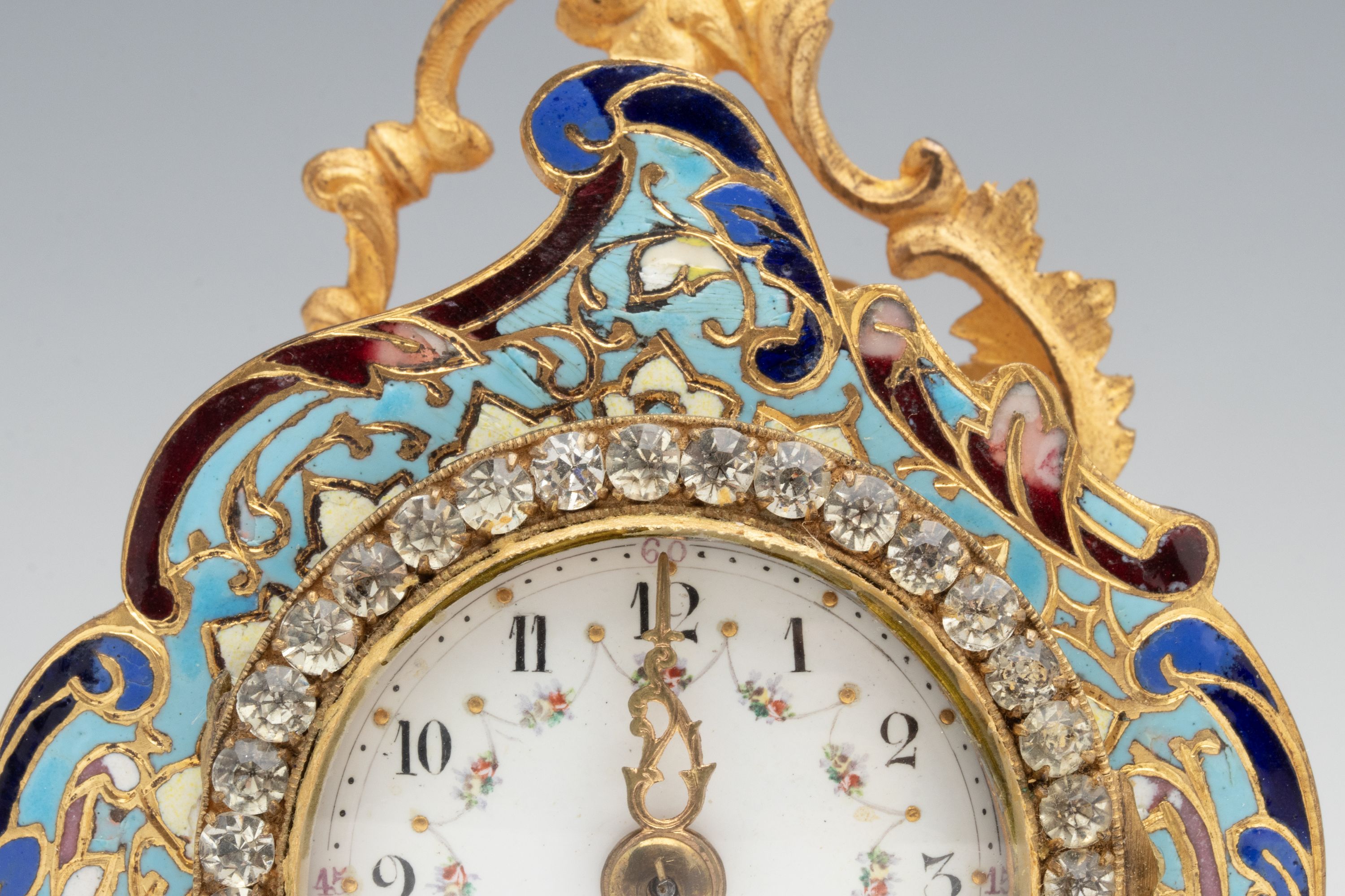 AN EARLY 20C LOUIS XV STYLE ORMOLU AND CHAMPLEVÉ CLOCK