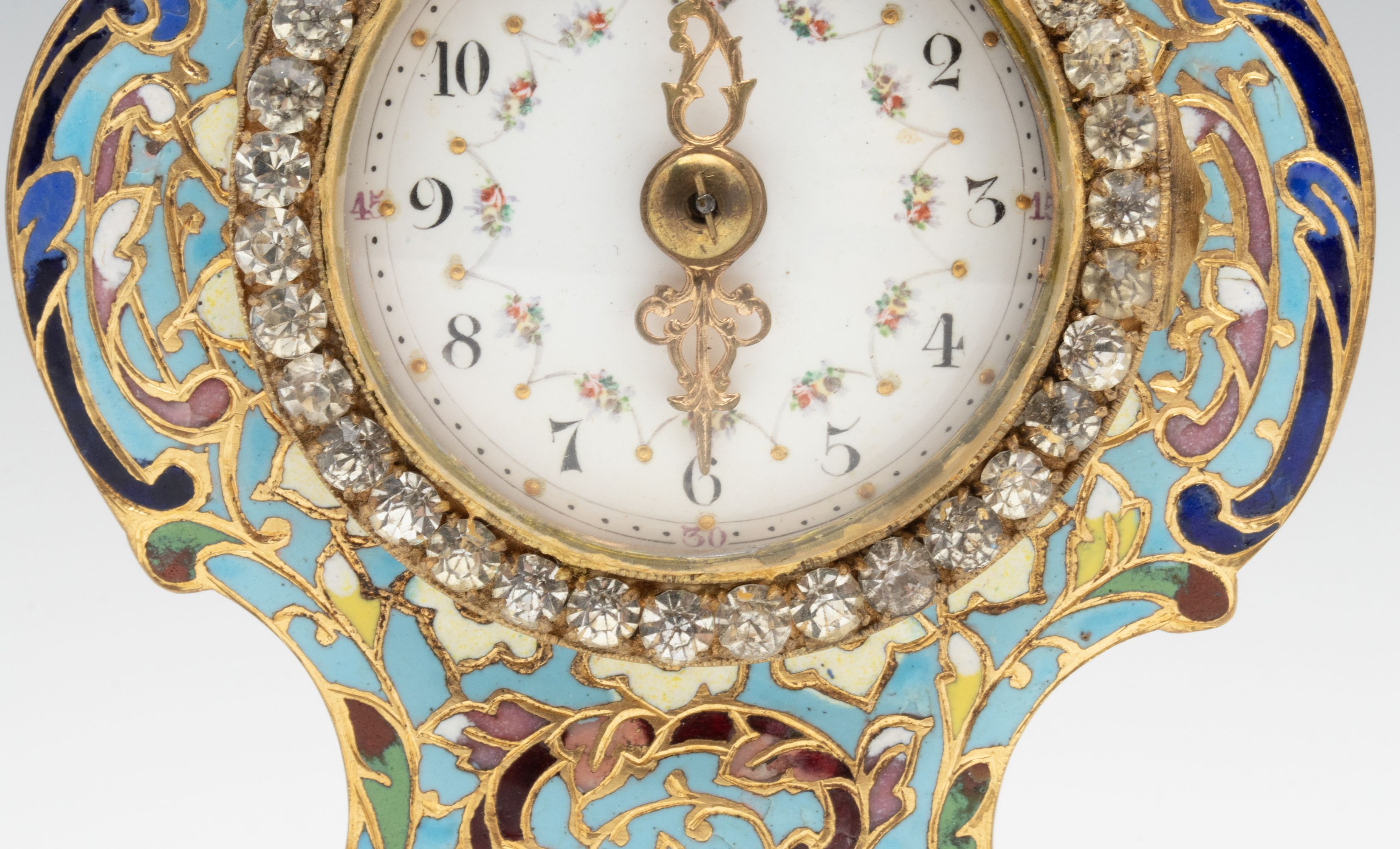 AN EARLY 20C LOUIS XV STYLE ORMOLU AND CHAMPLEVÉ CLOCK