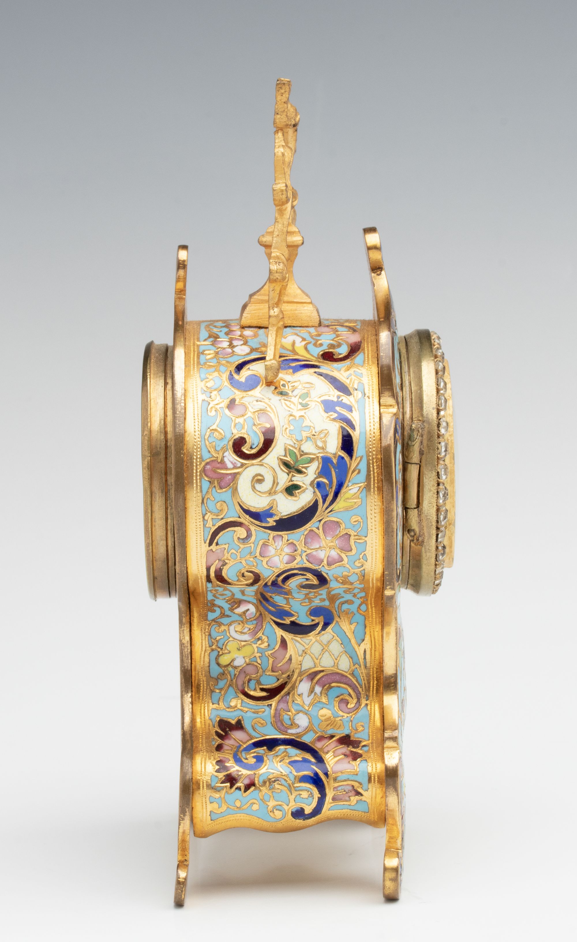 AN EARLY 20C LOUIS XV STYLE ORMOLU AND CHAMPLEVÉ CLOCK