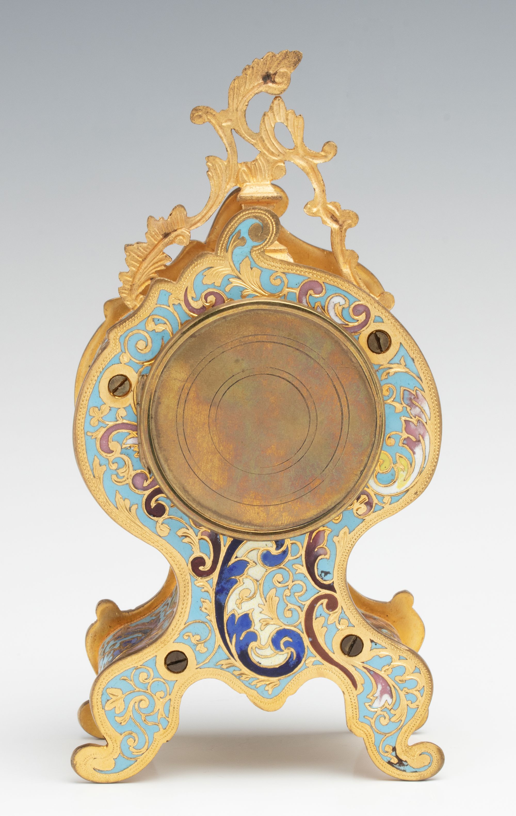 AN EARLY 20C LOUIS XV STYLE ORMOLU AND CHAMPLEVÉ CLOCK