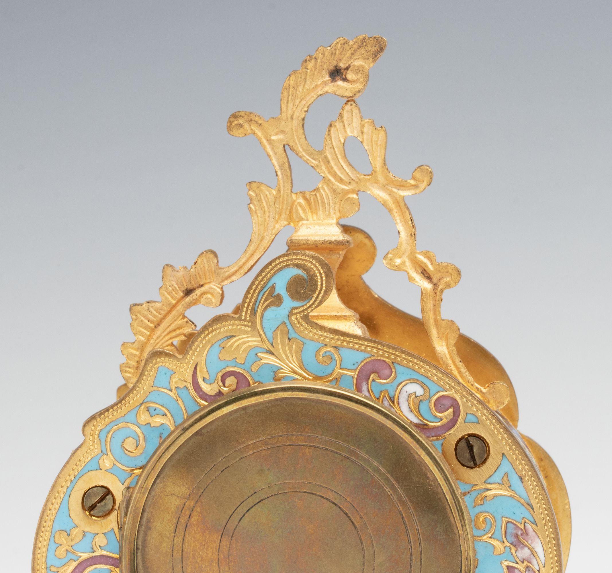 AN EARLY 20C LOUIS XV STYLE ORMOLU AND CHAMPLEVÉ CLOCK