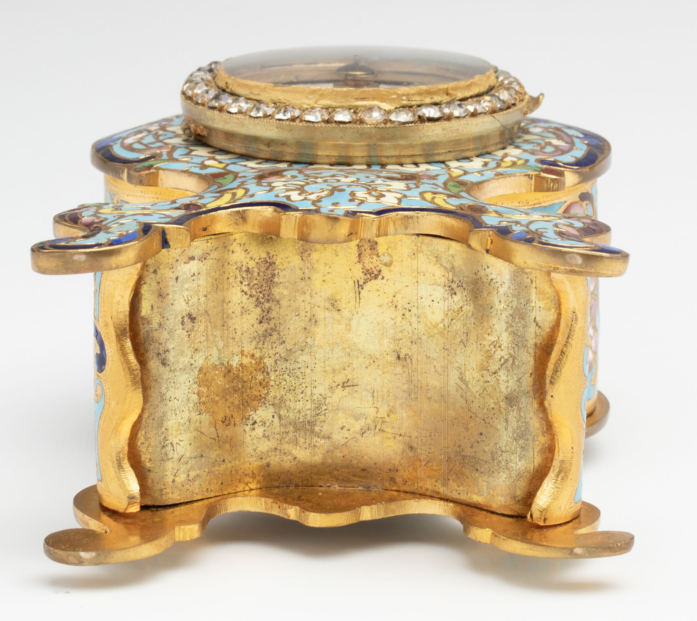 AN EARLY 20C LOUIS XV STYLE ORMOLU AND CHAMPLEVÉ CLOCK