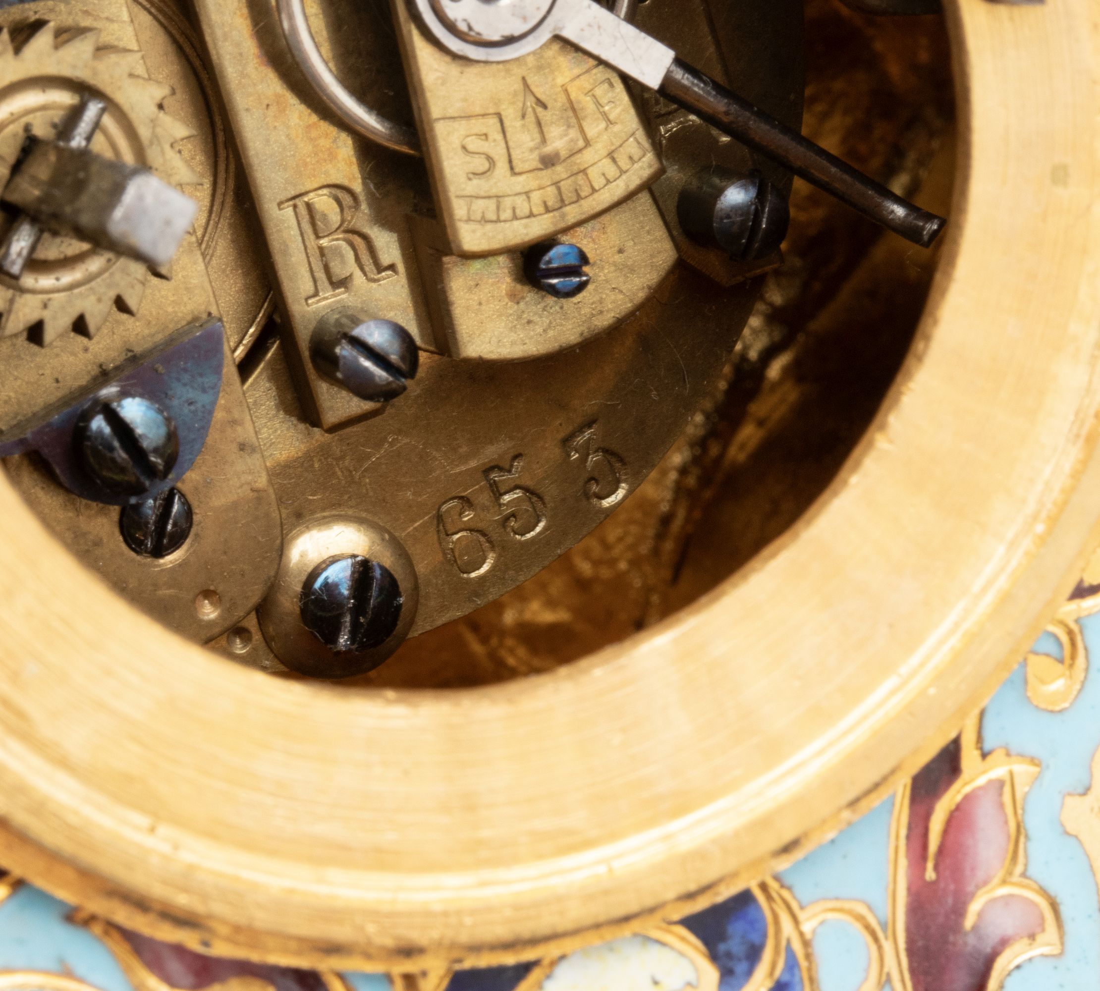 AN EARLY 20C LOUIS XV STYLE ORMOLU AND CHAMPLEVÉ CLOCK