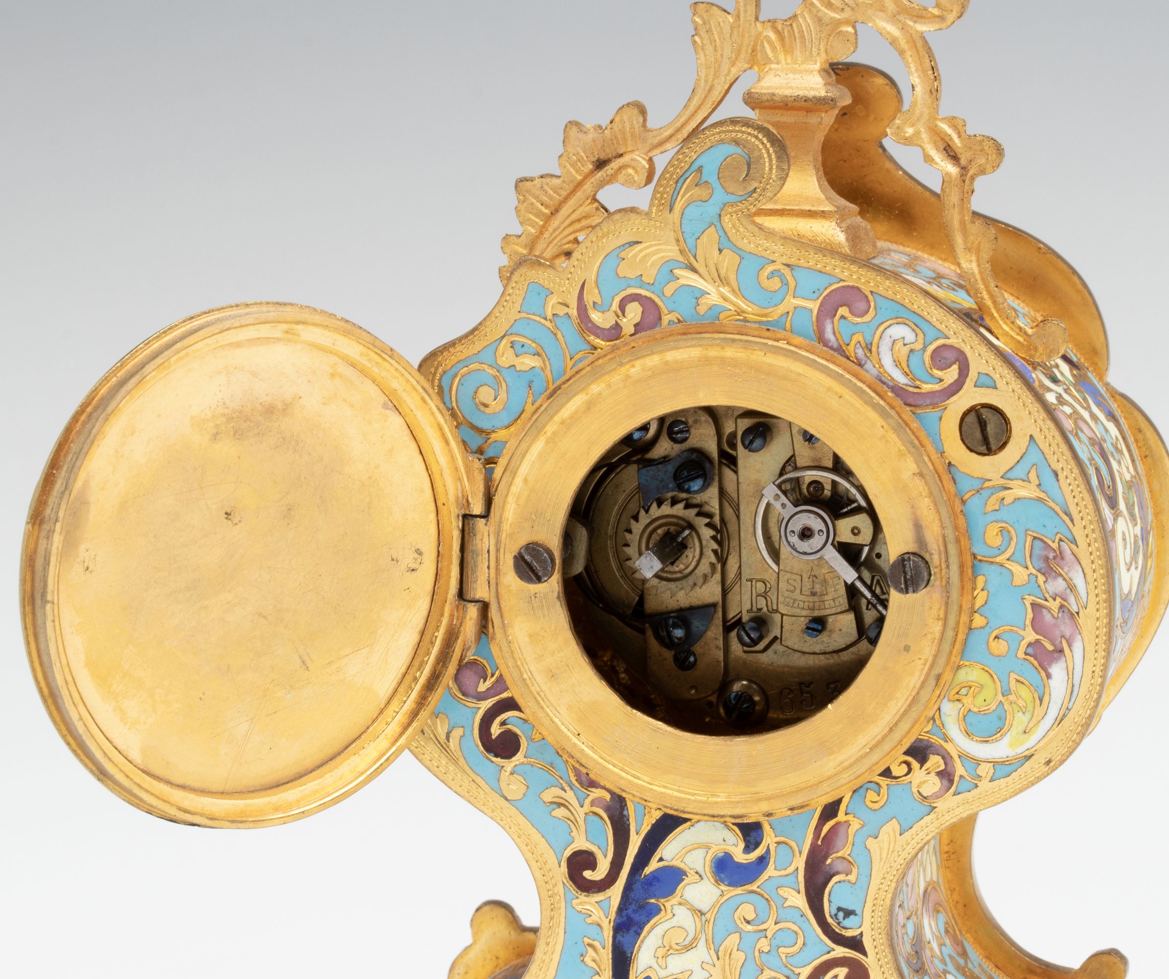 AN EARLY 20C LOUIS XV STYLE ORMOLU AND CHAMPLEVÉ CLOCK