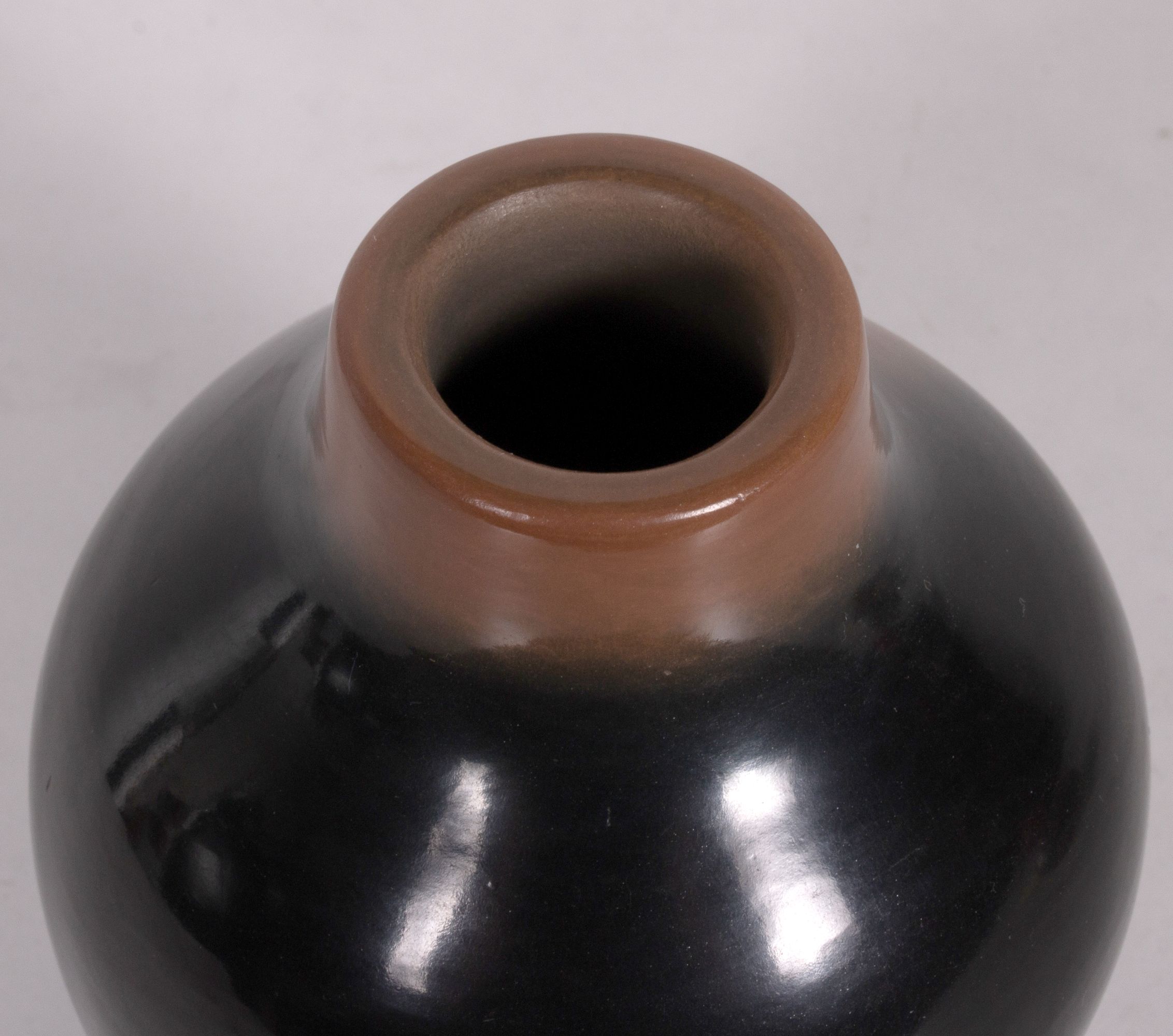 DORA TSE-PÉ (1939-2022) POTTERY VASE WITH TURQUOISE