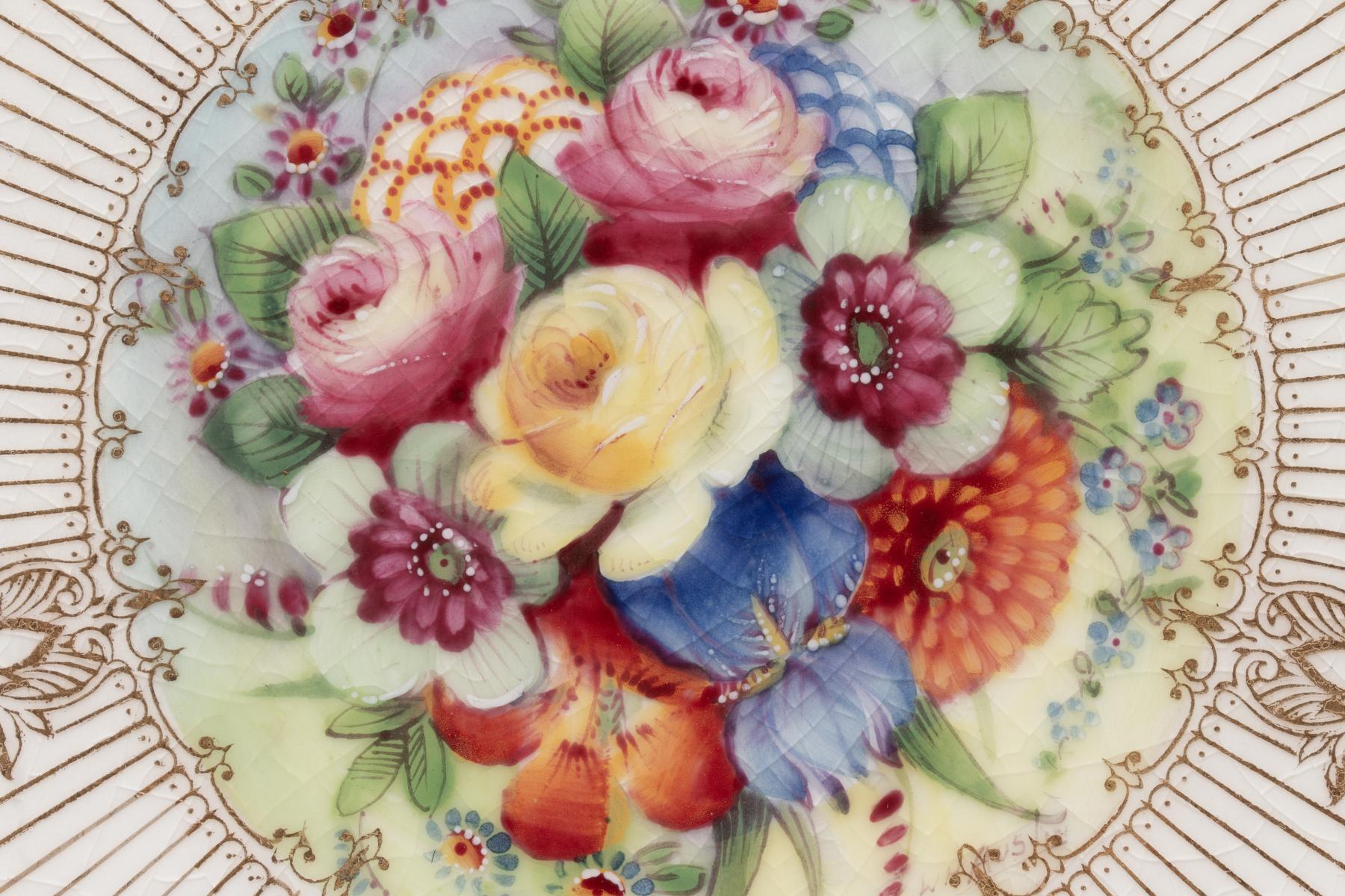 SERVICE PLATES BY ROYAL DOULTON AND ROYAL WORCESTER