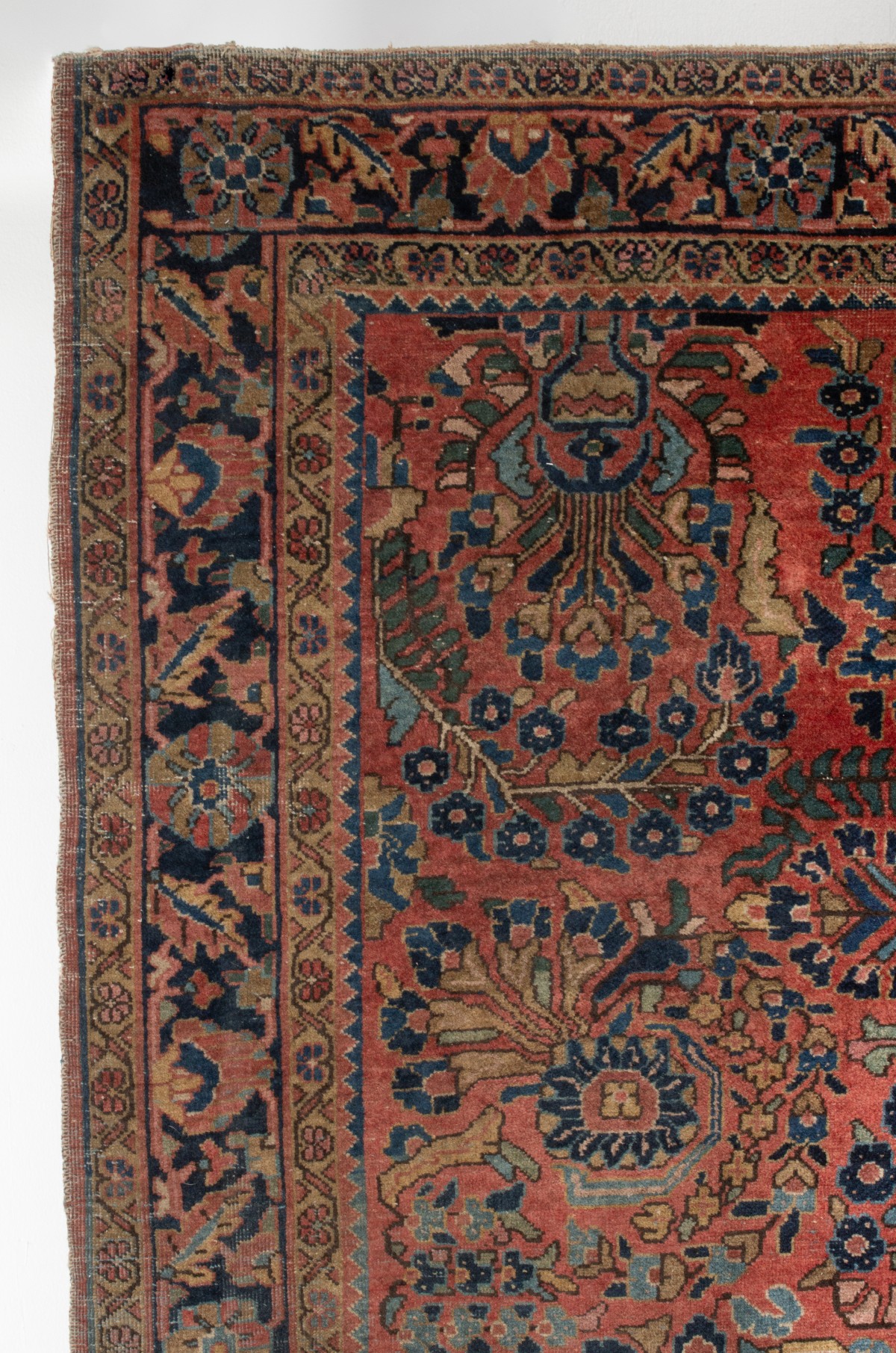 A CIRCA 1930 HANDMADE PERSIAN SAROUK AREA RUG