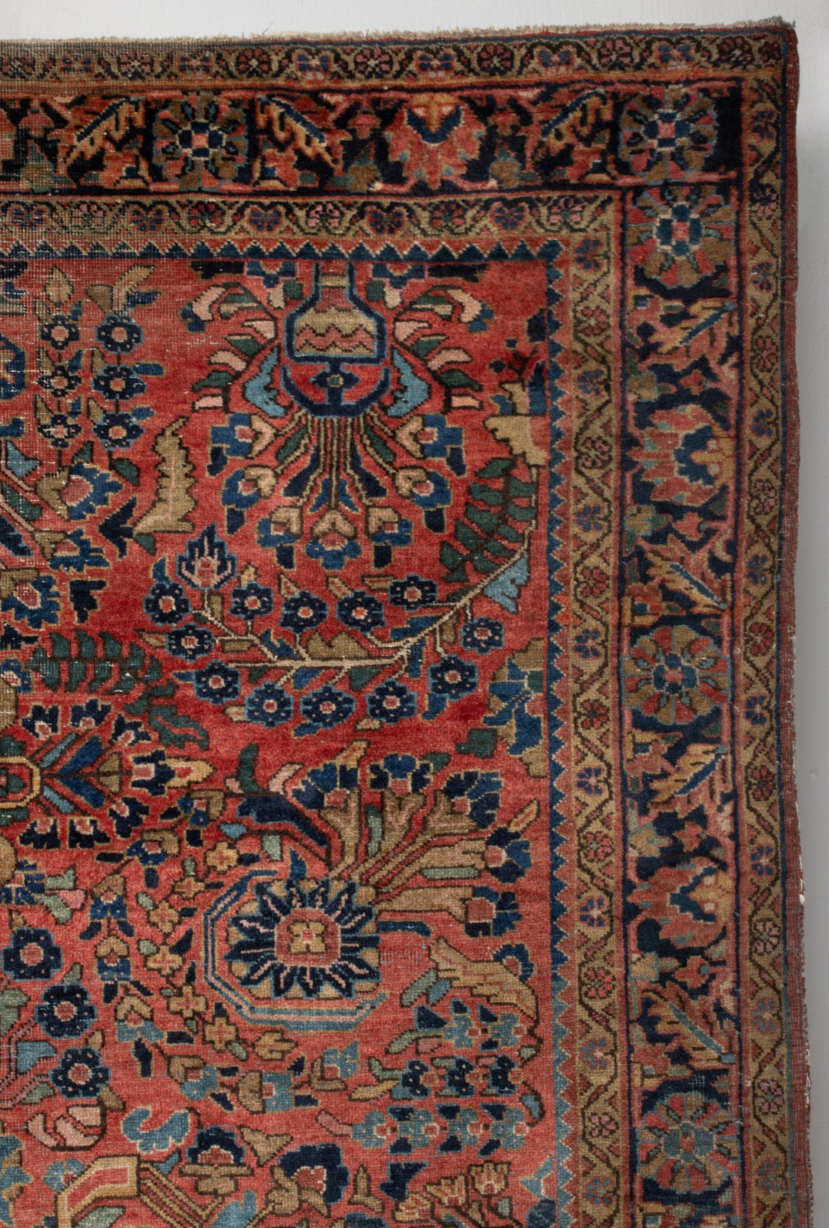 A CIRCA 1930 HANDMADE PERSIAN SAROUK AREA RUG