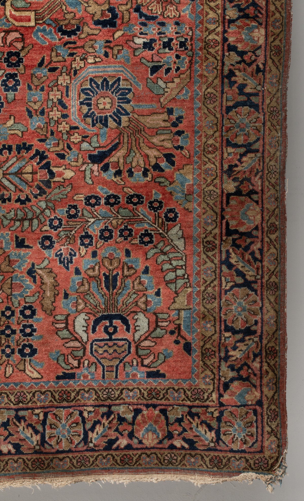 A CIRCA 1930 HANDMADE PERSIAN SAROUK AREA RUG