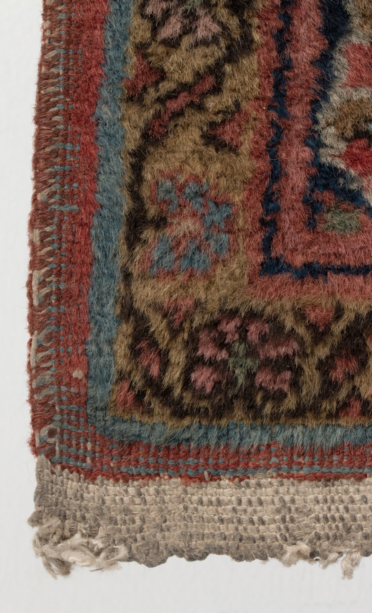 A CIRCA 1930 HANDMADE PERSIAN SAROUK AREA RUG