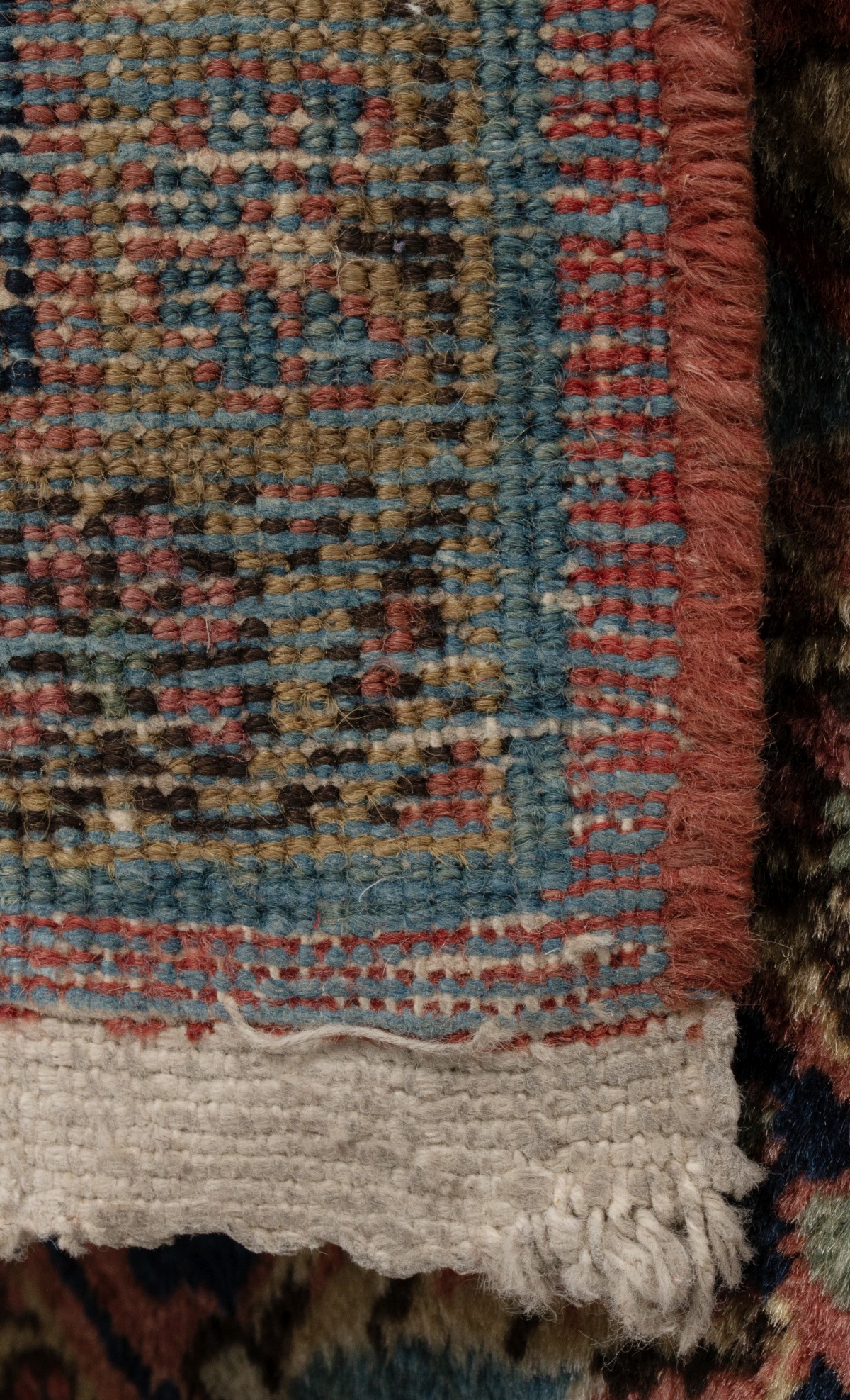 A CIRCA 1930 HANDMADE PERSIAN SAROUK AREA RUG