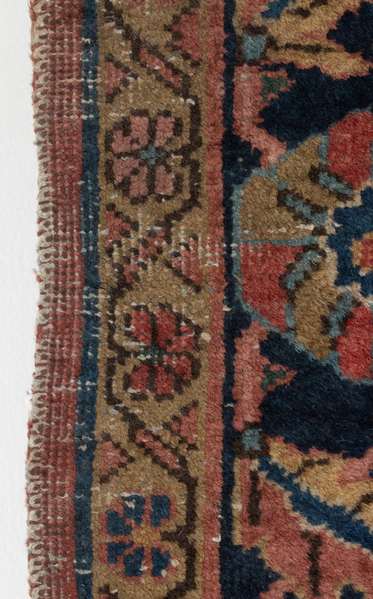 A CIRCA 1930 HANDMADE PERSIAN SAROUK AREA RUG