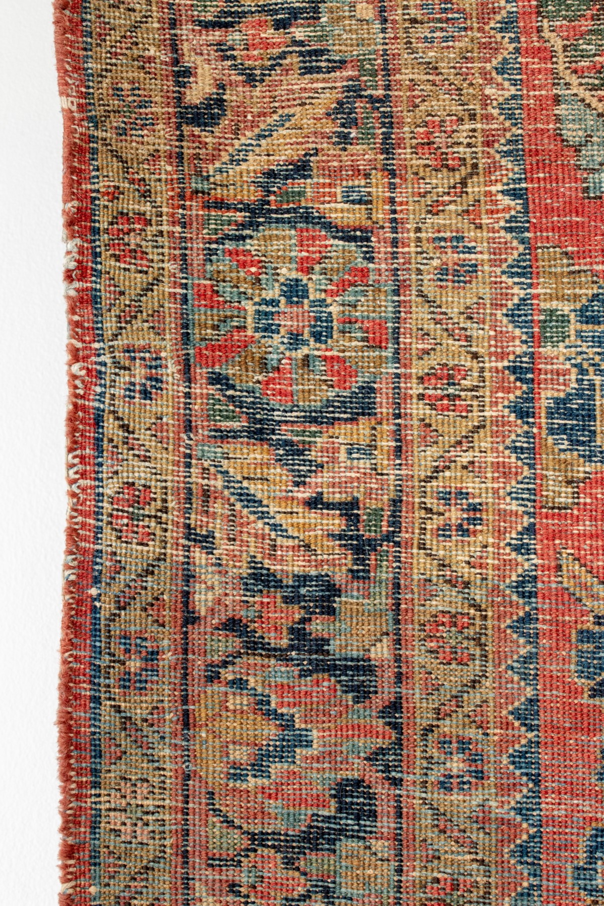 A CIRCA 1930 HANDMADE PERSIAN SAROUK AREA RUG