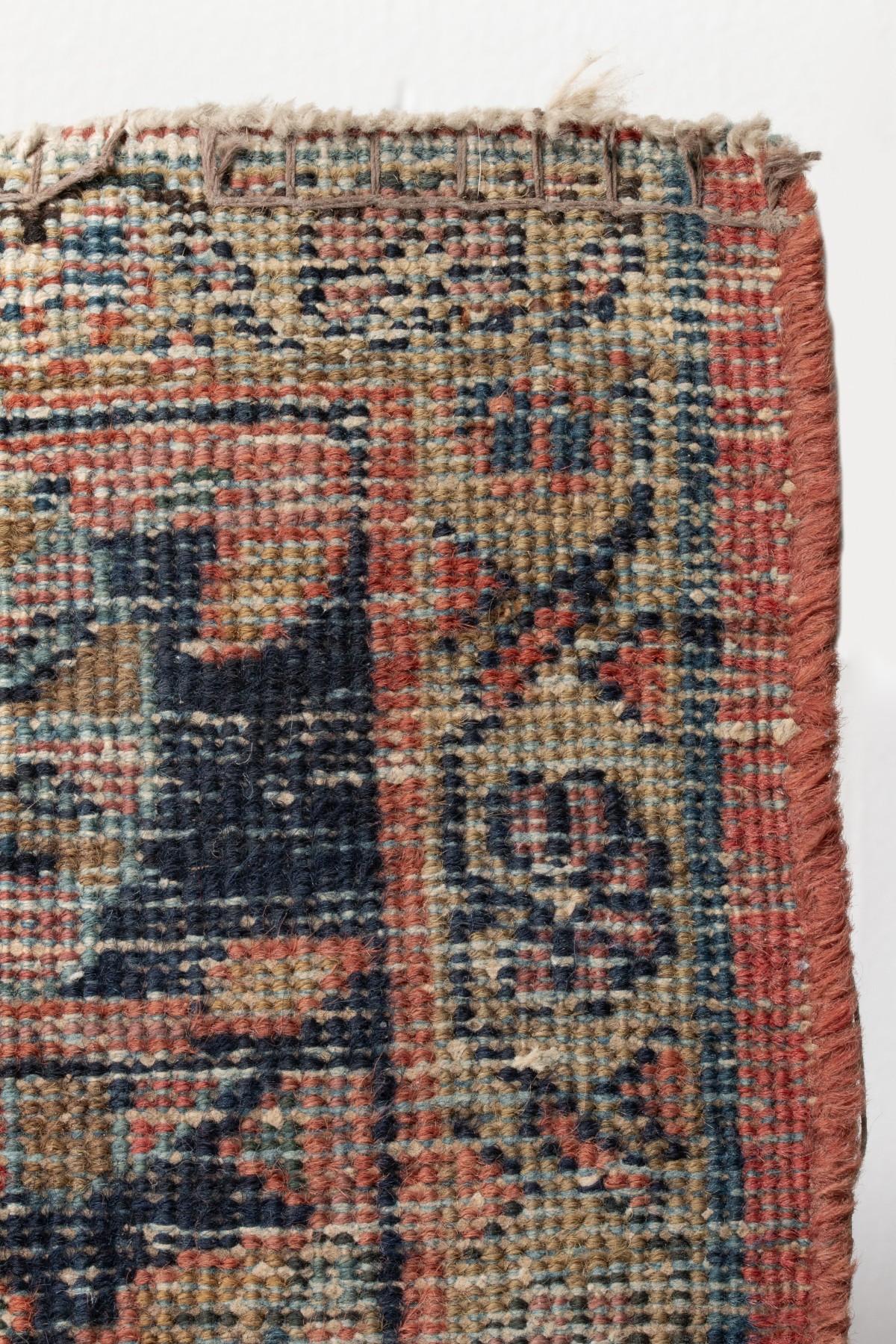 A CIRCA 1930 HANDMADE PERSIAN SAROUK AREA RUG