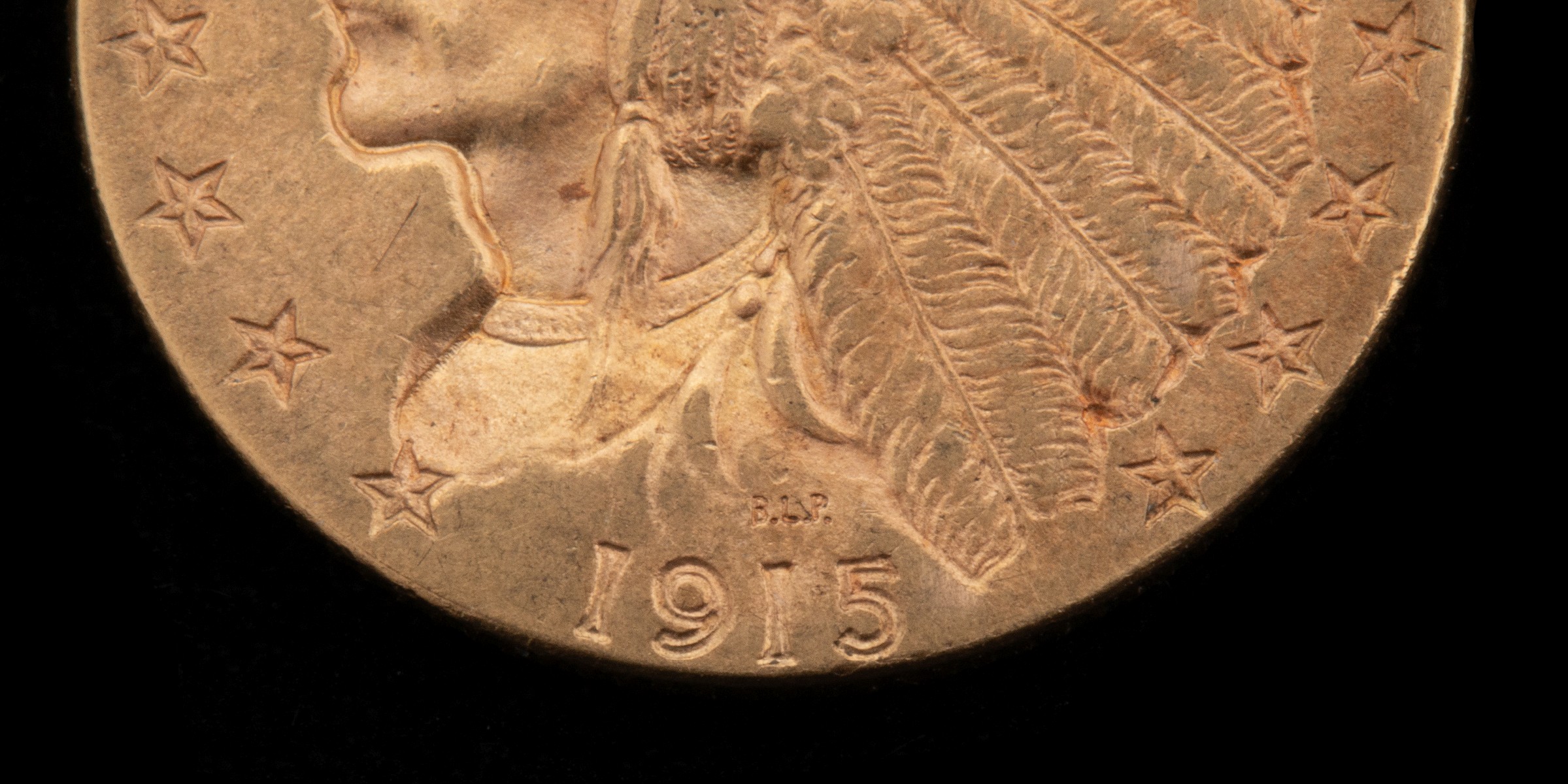 A 1915 $2.50 QUARTER EAGLE GOLD COIN