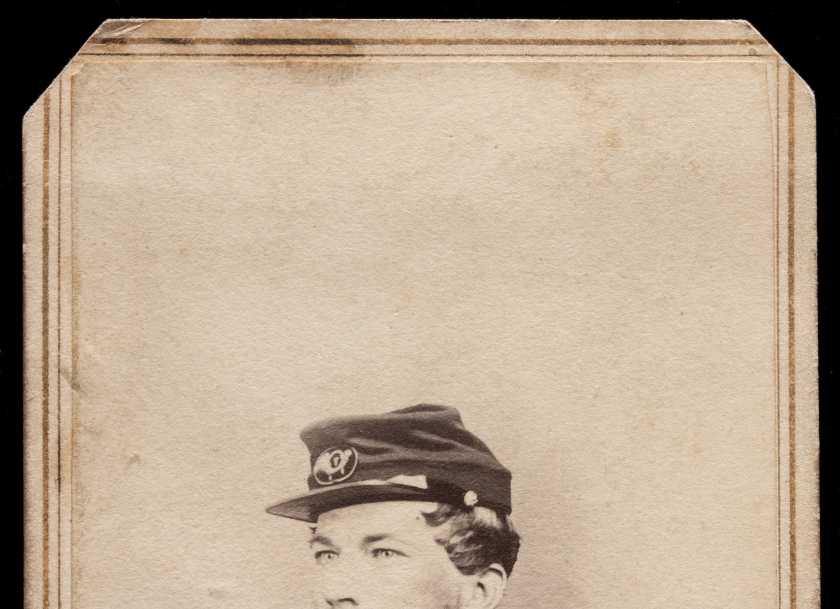 CDV PHOTOGRAPH OF A CIVIL WAR SOLDIER WITH MUSKET