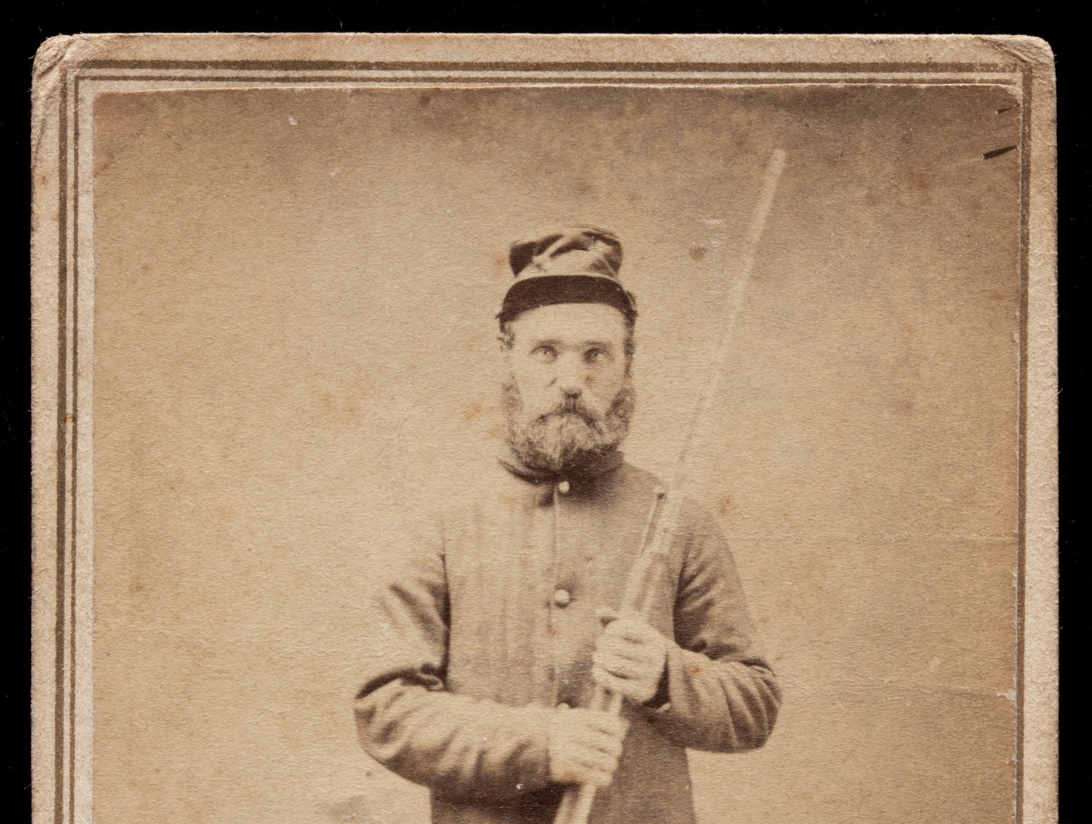 CDV PHOTOGRAPH OF A CIVIL WAR SOLDIER WITH MUSKET