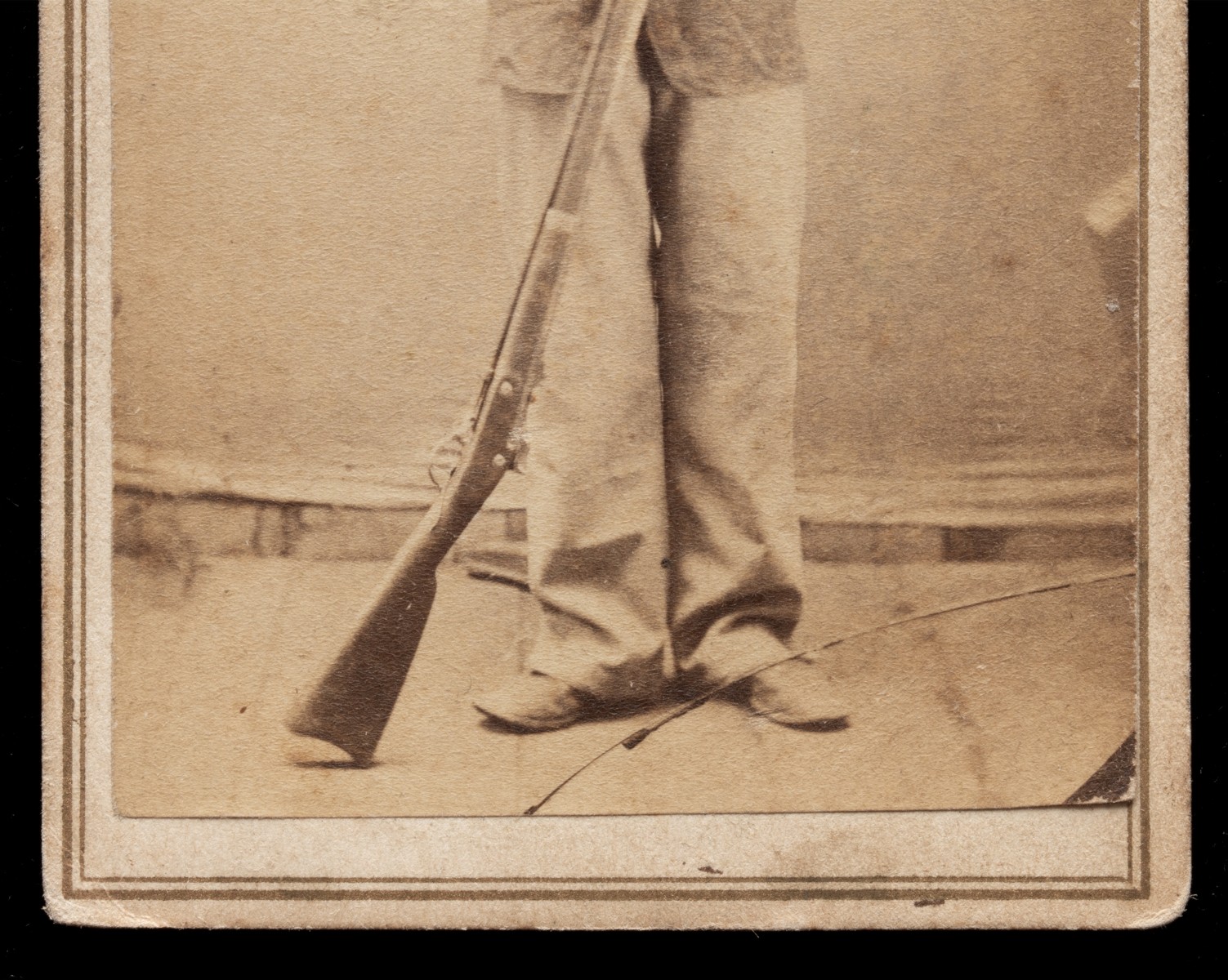 CDV PHOTOGRAPH OF A CIVIL WAR SOLDIER WITH MUSKET