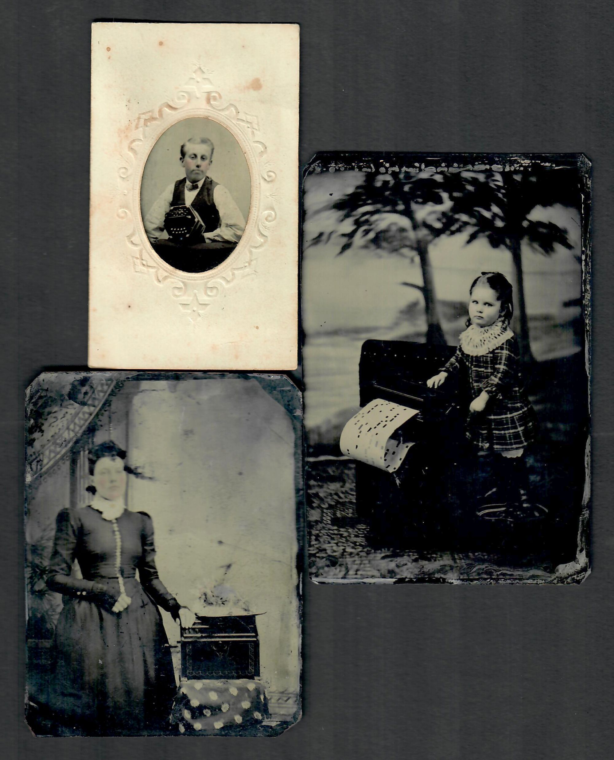 THREE TINTYPE PHOTOGRAPHS PICTURING CRANK ORGANS