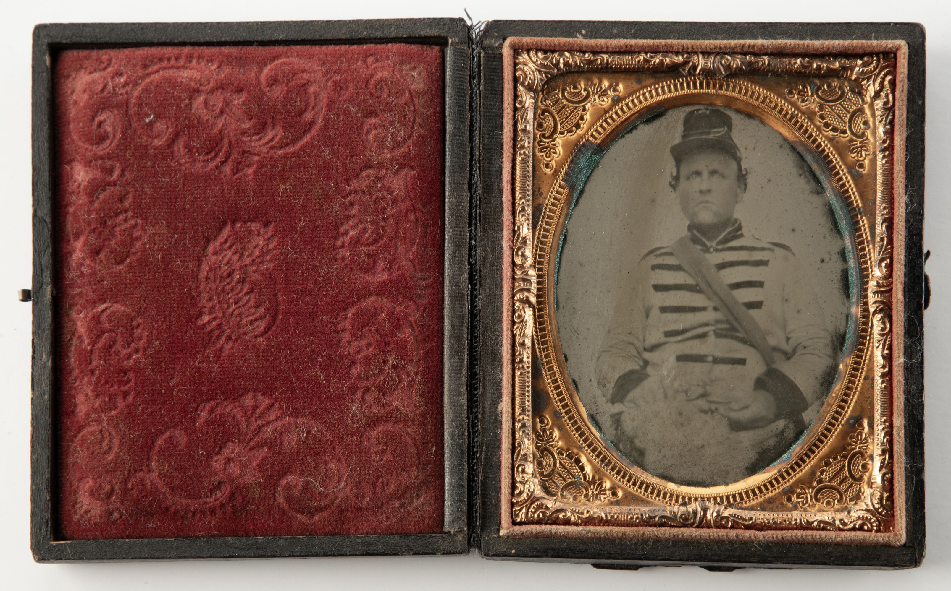 A NINTH PLATE AMBROTYPE IMAGE OF CIVIL WAR SOLDIER