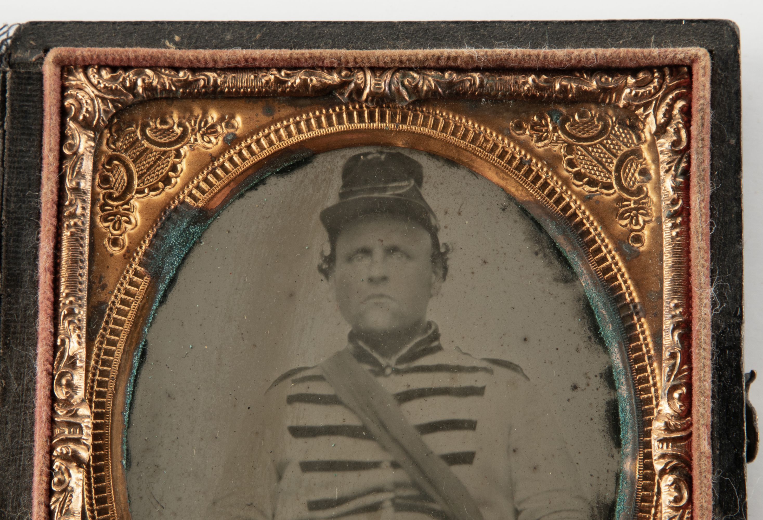 A NINTH PLATE AMBROTYPE IMAGE OF CIVIL WAR SOLDIER