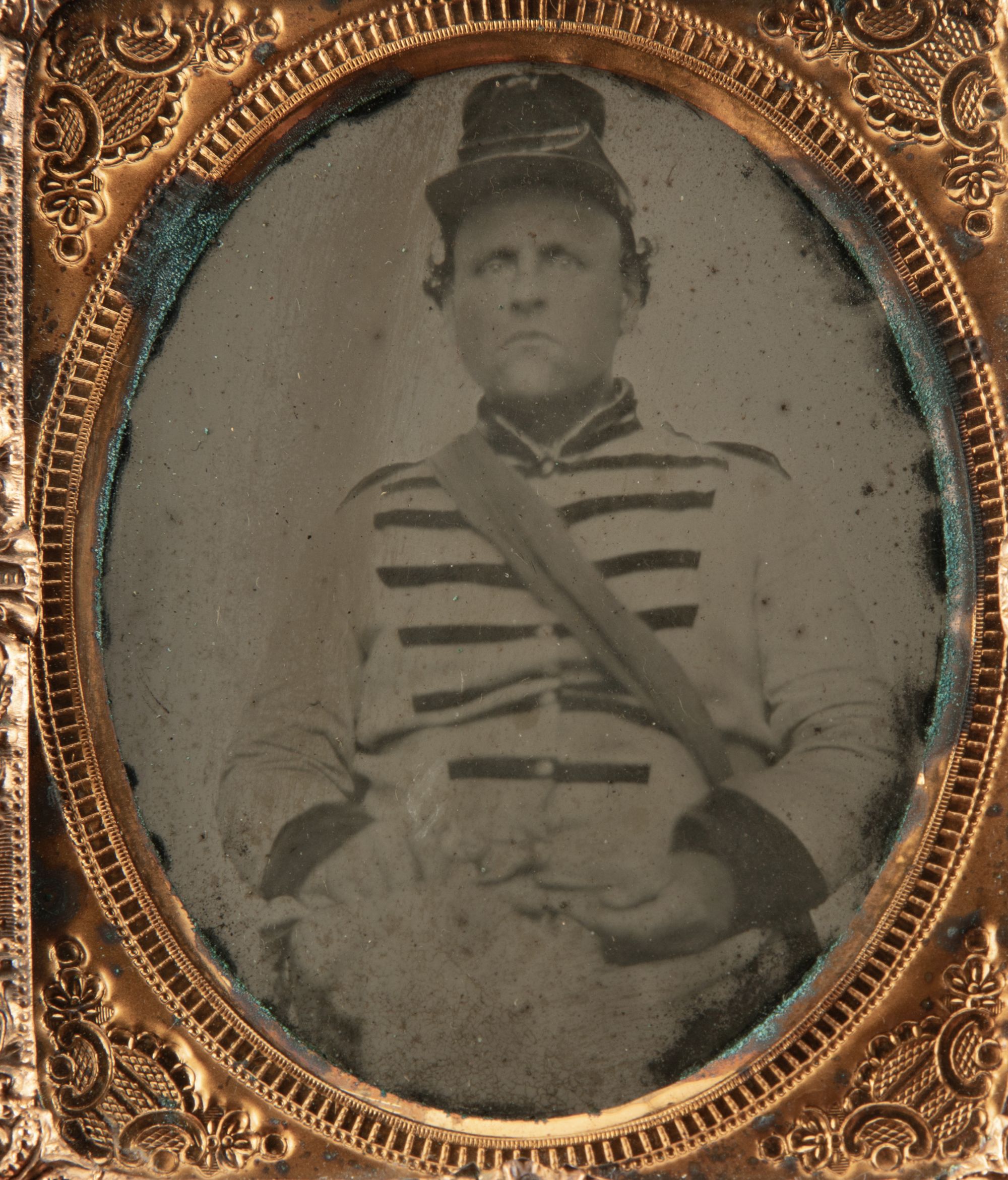 A NINTH PLATE AMBROTYPE IMAGE OF CIVIL WAR SOLDIER