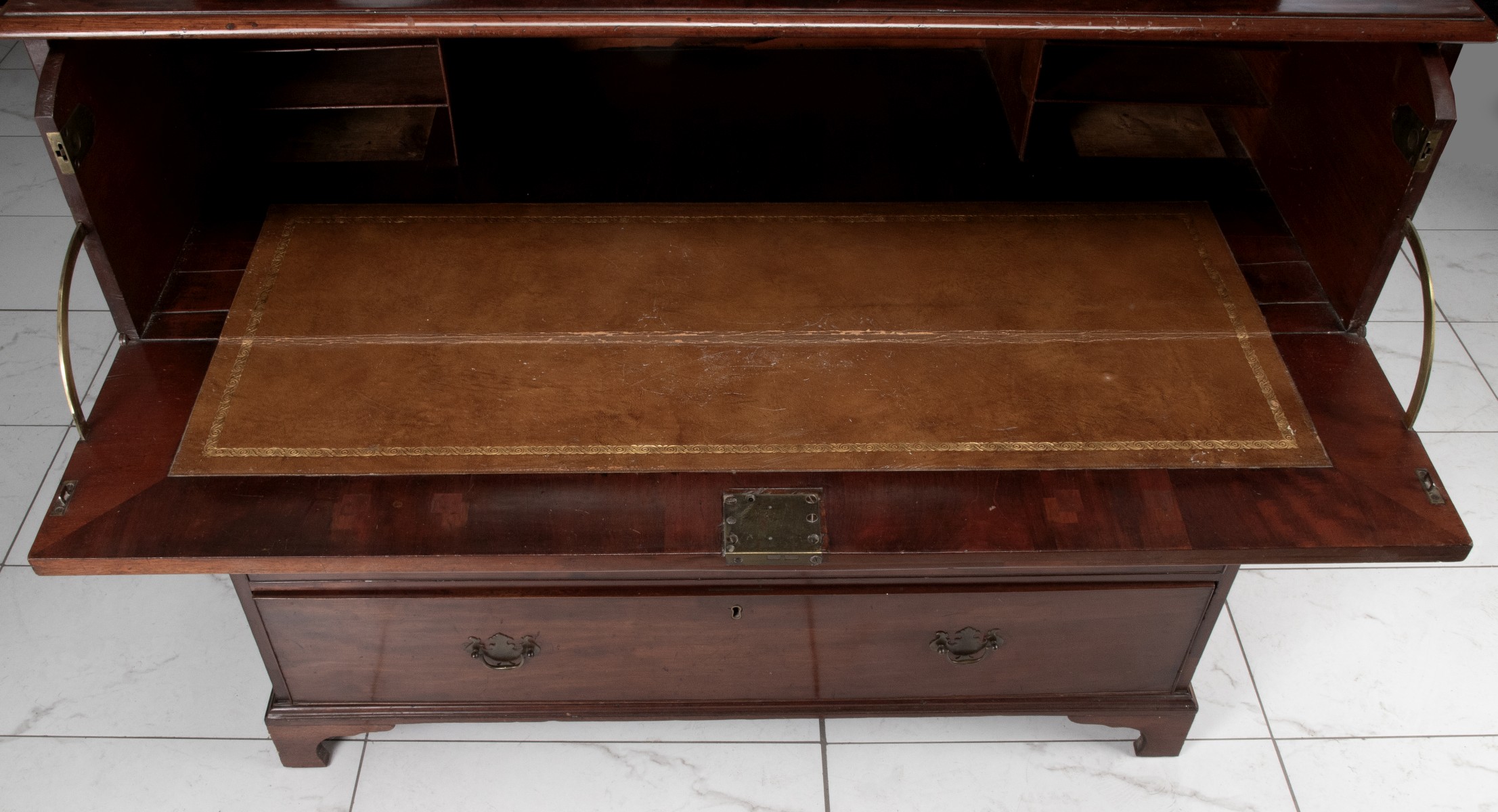 A CIRCA 1800 HEPPLEWHITE MAHOGANY SECRETARY BOOKCASE