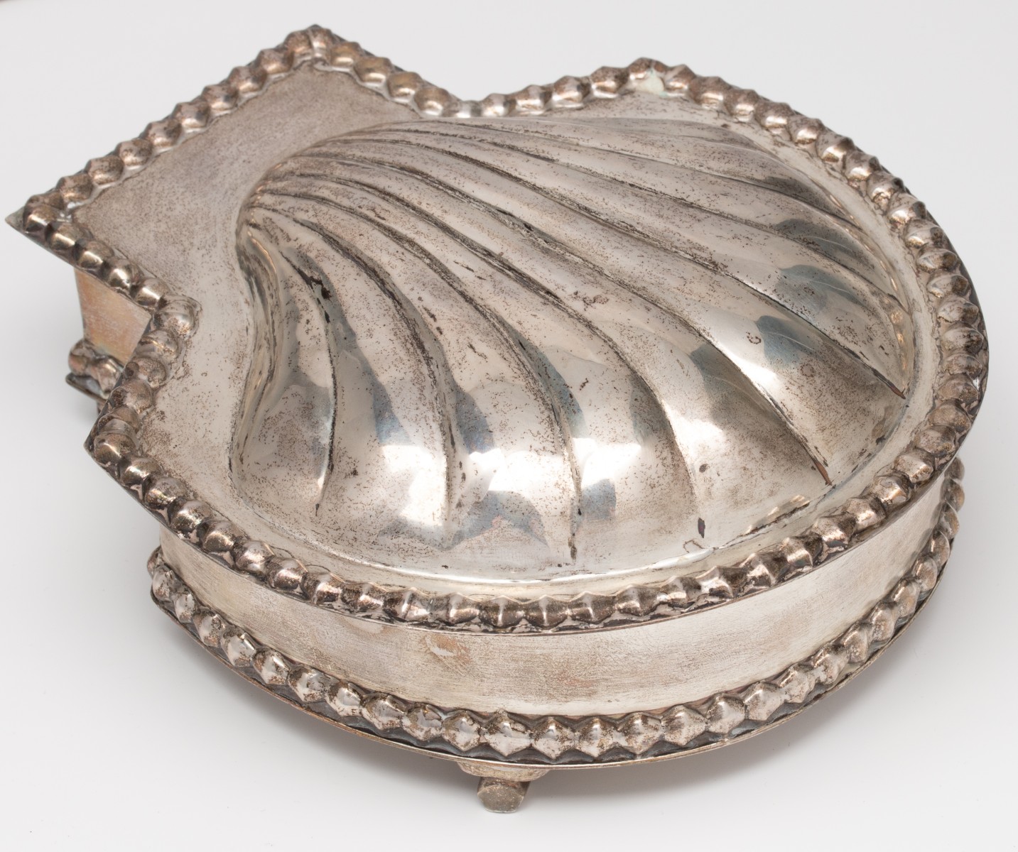 A HEAVY HANDWROUGHT STERLING SILVER SHELL-FORM BOX 33OZ