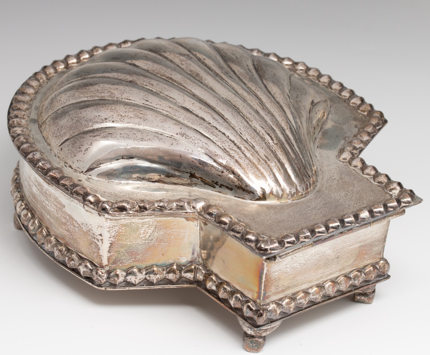 A HEAVY HANDWROUGHT STERLING SILVER SHELL-FORM BOX 33OZ