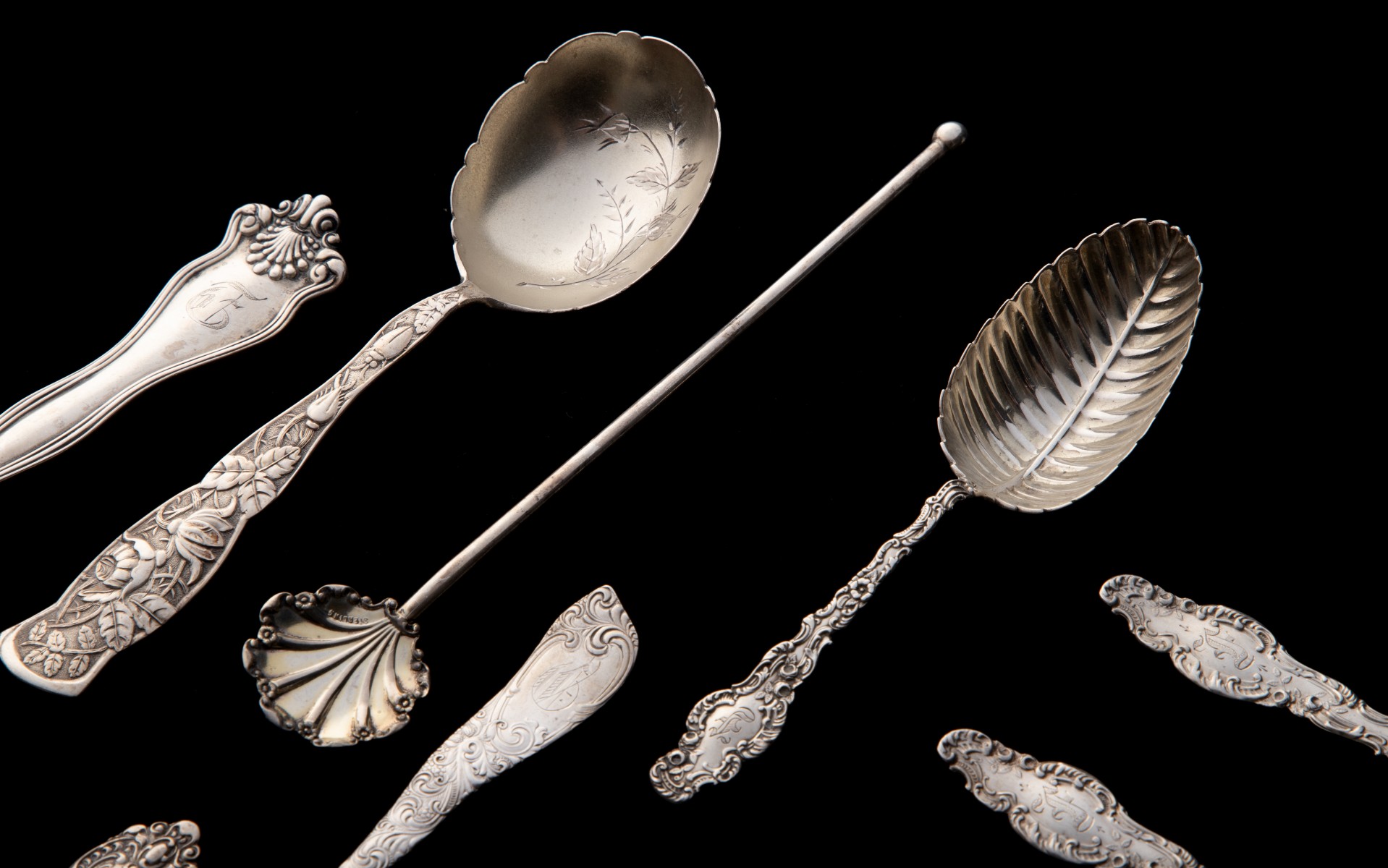 AN ESTATE LOT OF ORNATE STERLING SILVER SERVING PIECES