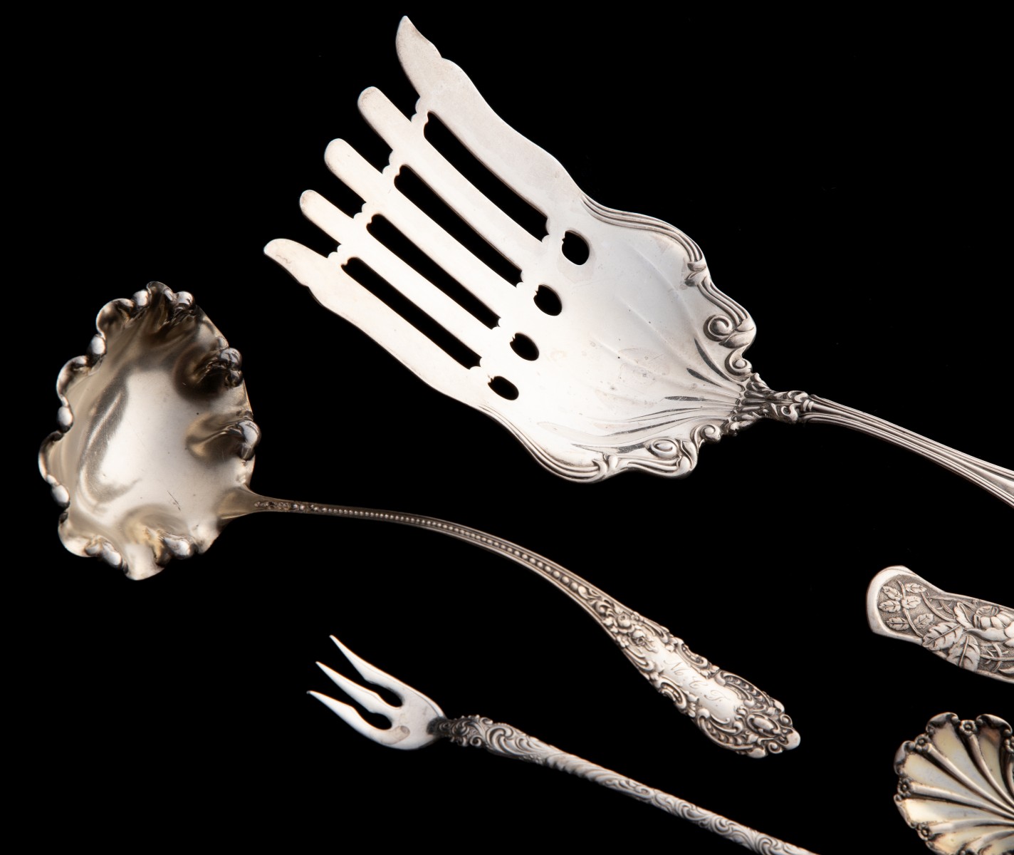 AN ESTATE LOT OF ORNATE STERLING SILVER SERVING PIECES