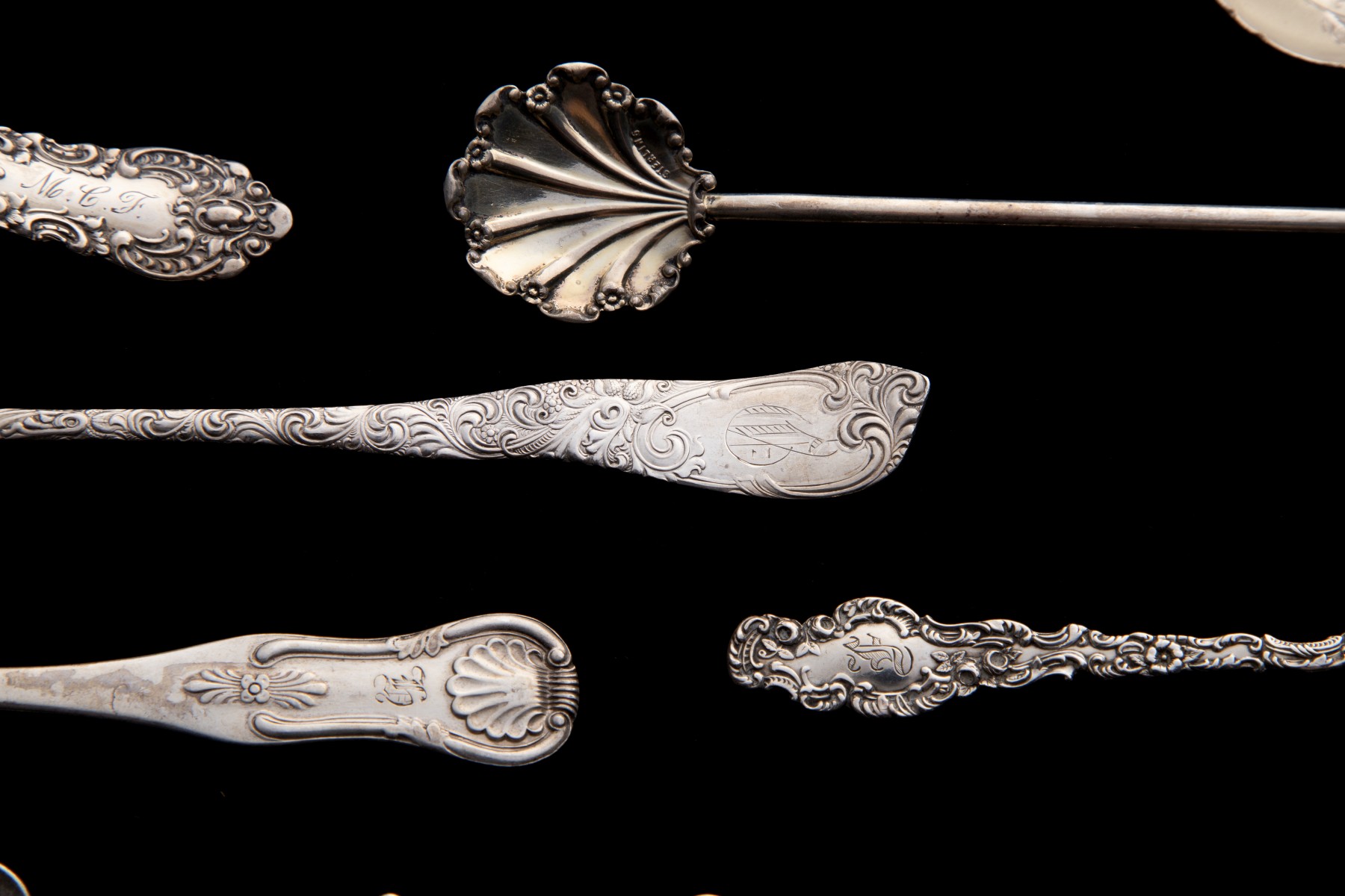 AN ESTATE LOT OF ORNATE STERLING SILVER SERVING PIECES