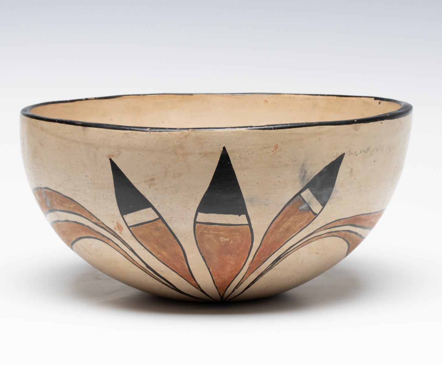 A GOOD CIRCA 1930s SANTO DOMINGO POTTERY BOWL