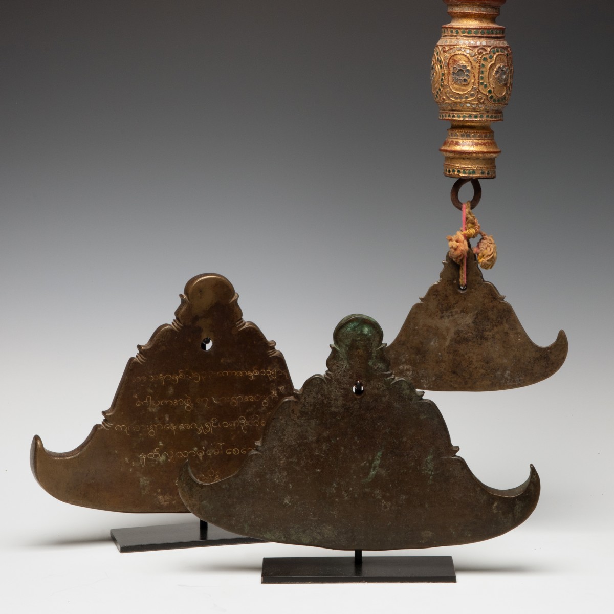 AN UNUSUAL BRONZE BURMESE KYEEZEE GONG WITH HANDLE