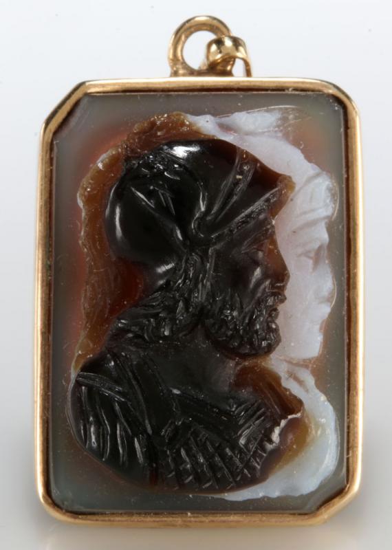 AN ANTIQUE 14K HARDSTONE WARRIORS CAMEO PENDANT 